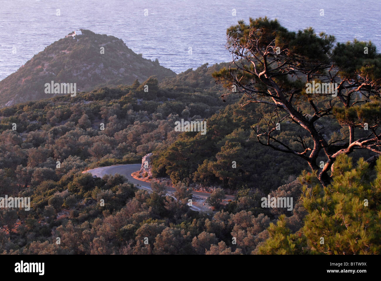 Blick auf eine kleine Kapelle liegt auf einem Hügel oberhalb der Nordküste der Insel Samos in Griechenland. Stockfoto