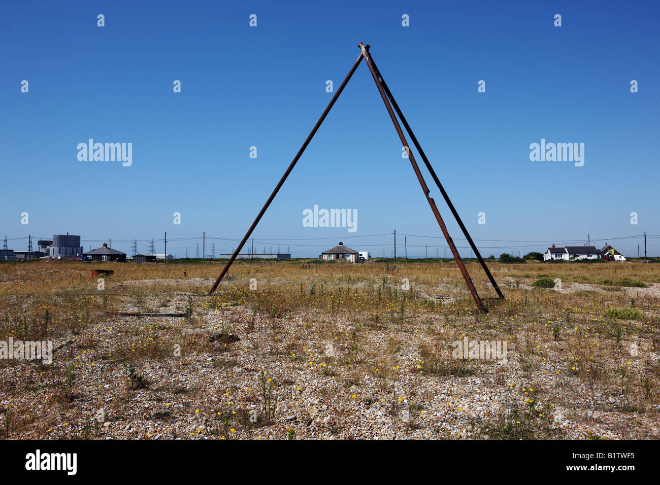 Eisen-Pyramide, wie Skulptur, am Kiesstrand. Stockfoto