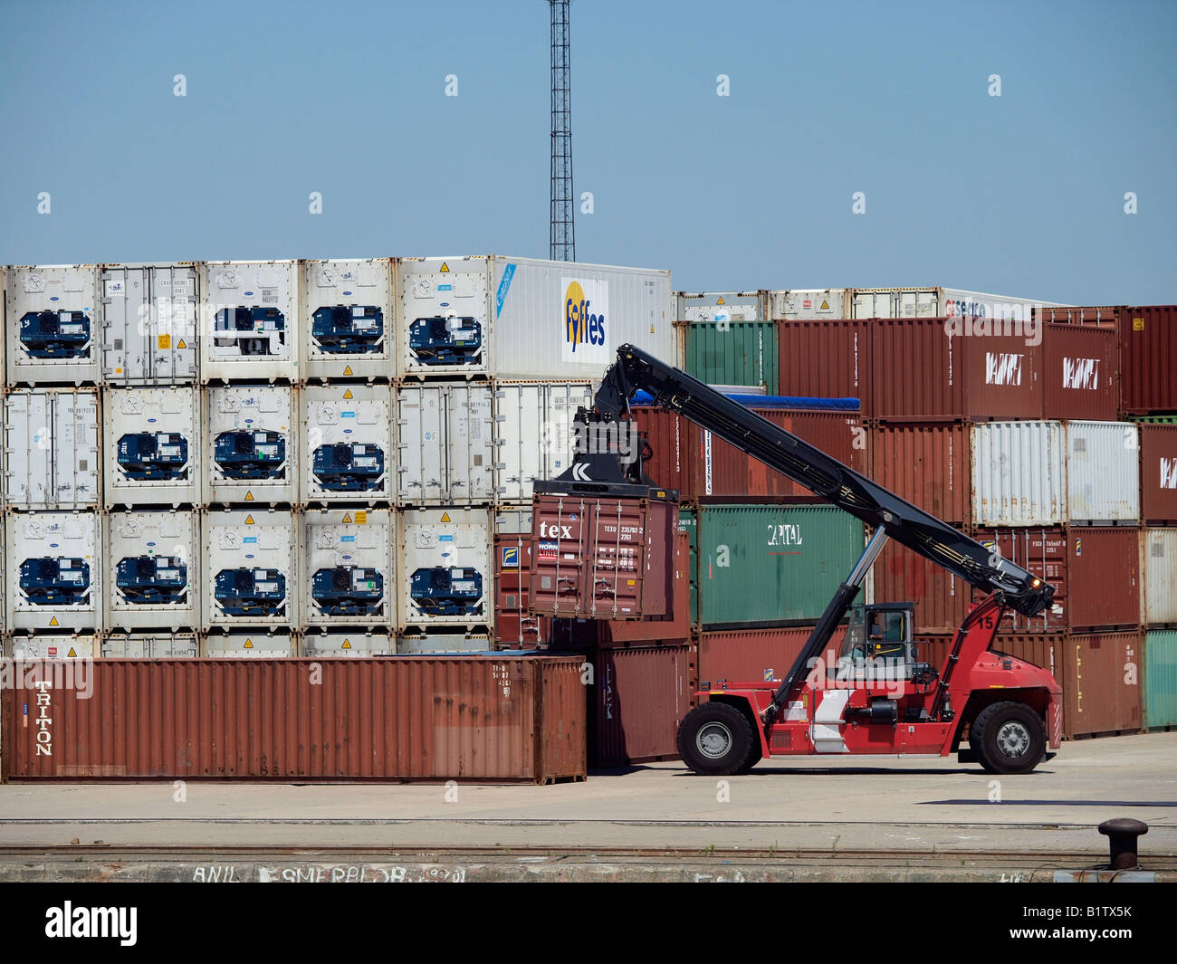 Spezielle Fahrzeug-Kran für den Umgang mit stapelbaren Container Hafen von Antwerpen Flandern Belgien heben Stockfoto