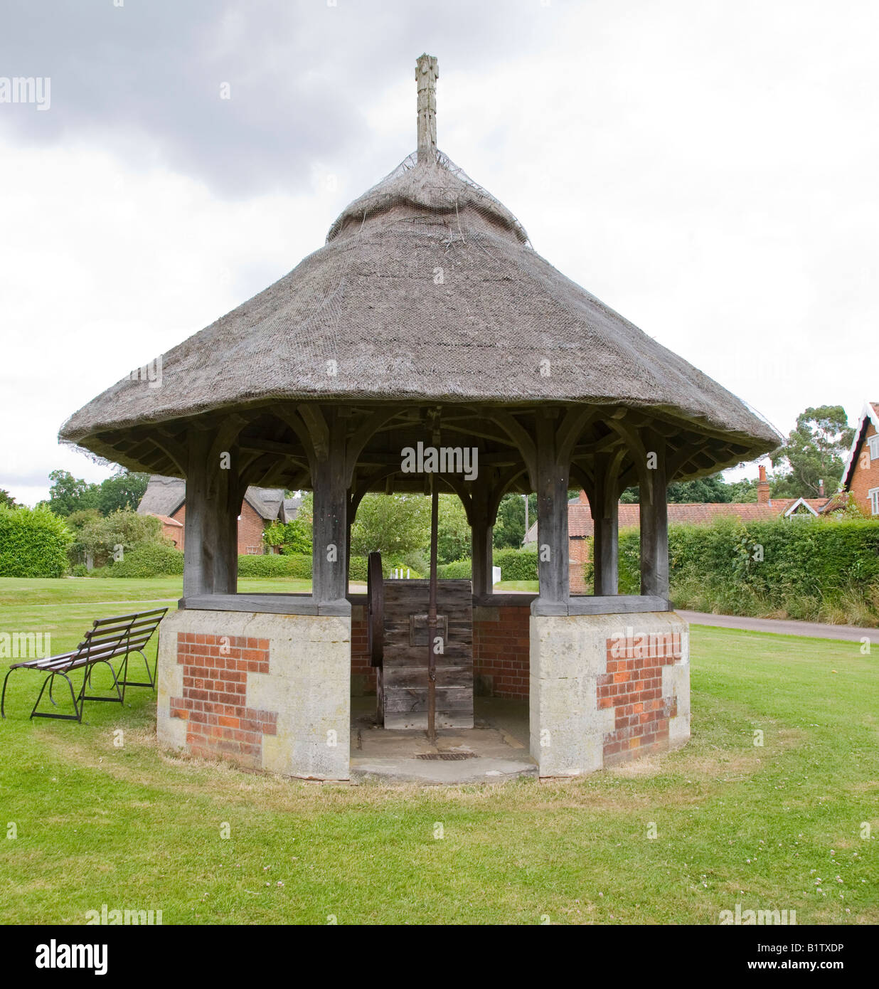 Reetgedeckte Dorf Pumpe auf Woodbastwick Dorfanger Norfolk Stockfoto