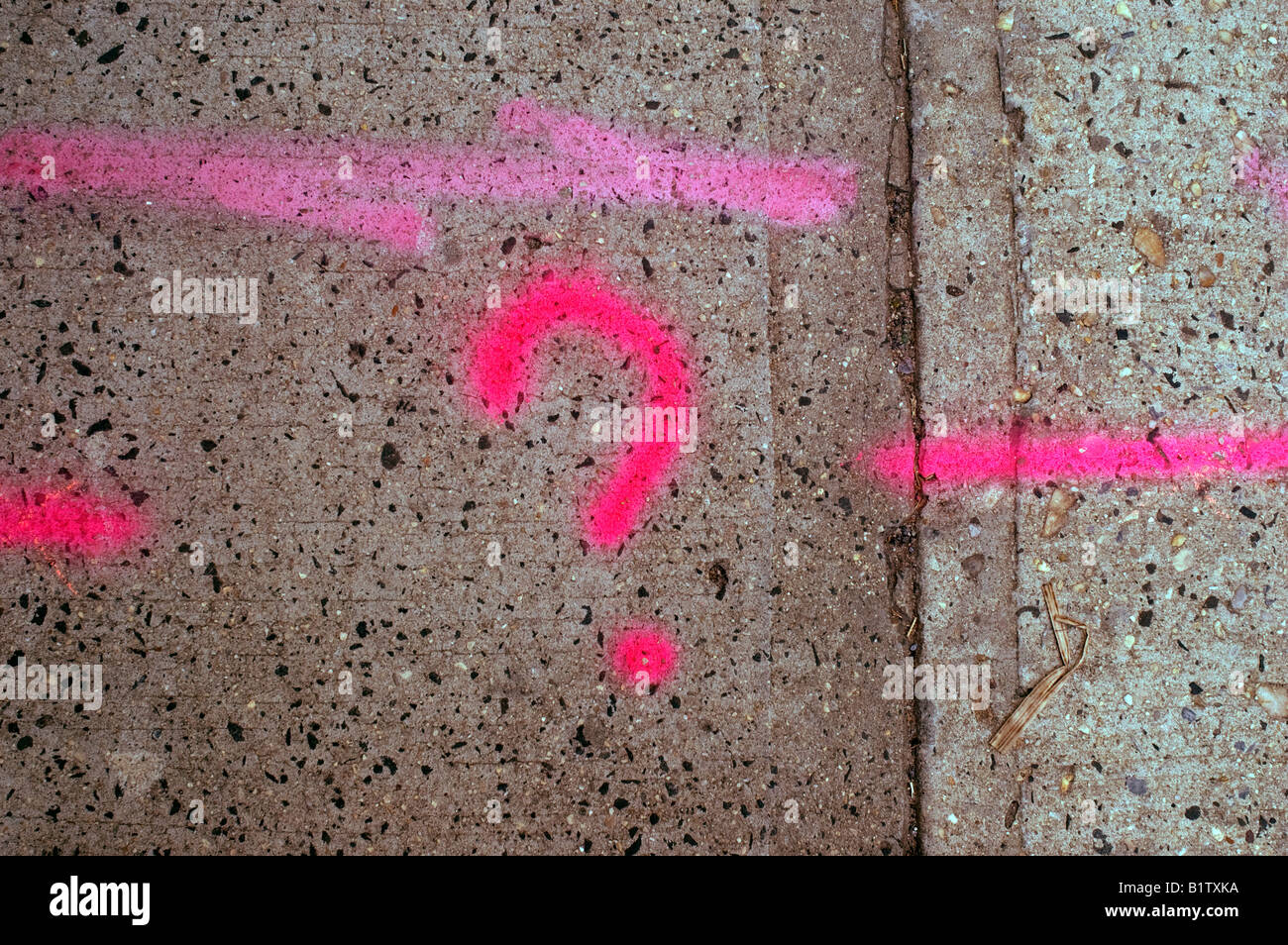 Ein Fragezeichen ist lackiert auf einem Bürgersteig in New York von surveyers Stockfoto