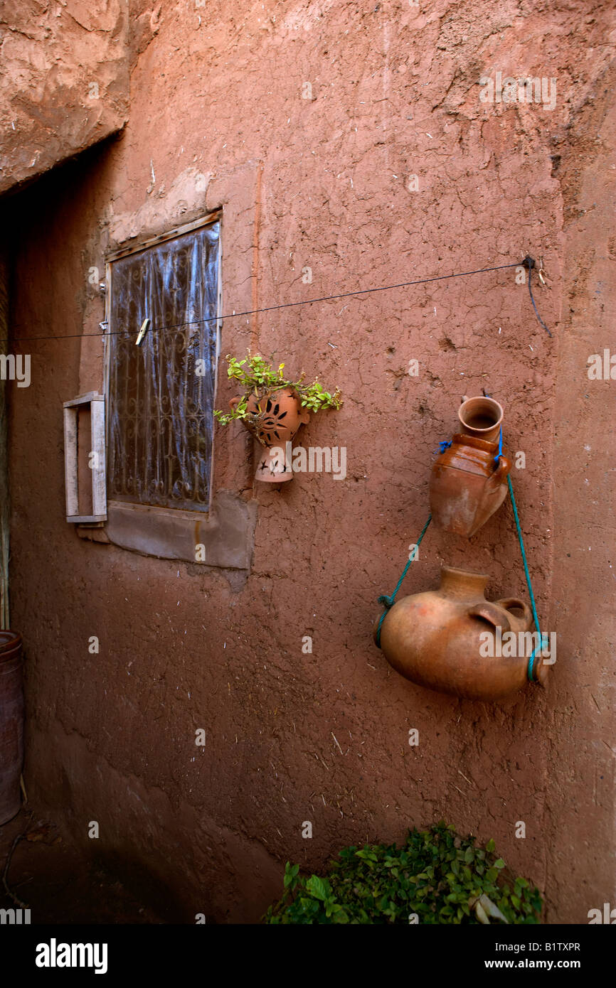 Traditionelle Keramik an Wänden im Hotel Les Borjs De La Kasbah, Marrakech, Marokko Stockfoto