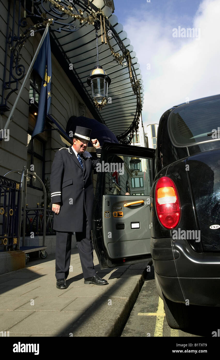 Türsteher Gruß Taxi bei Ritz Hotel London UK Stockfoto