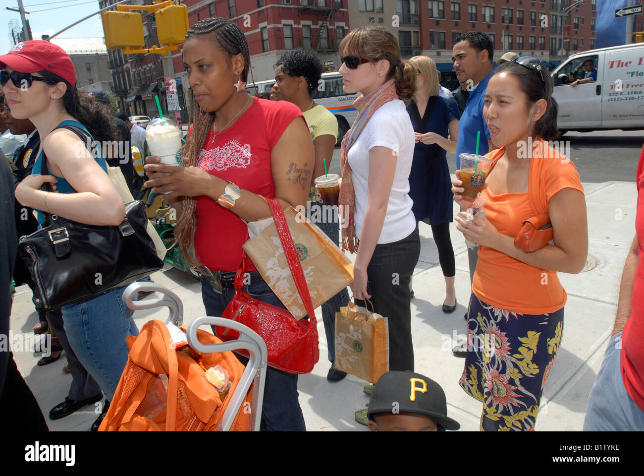 Kunden bei der Eröffnung einer neuen Starbucks Coffeehouse am Frederick Douglass Boulevard im New Yorker Stadtteil Harlem Stockfoto