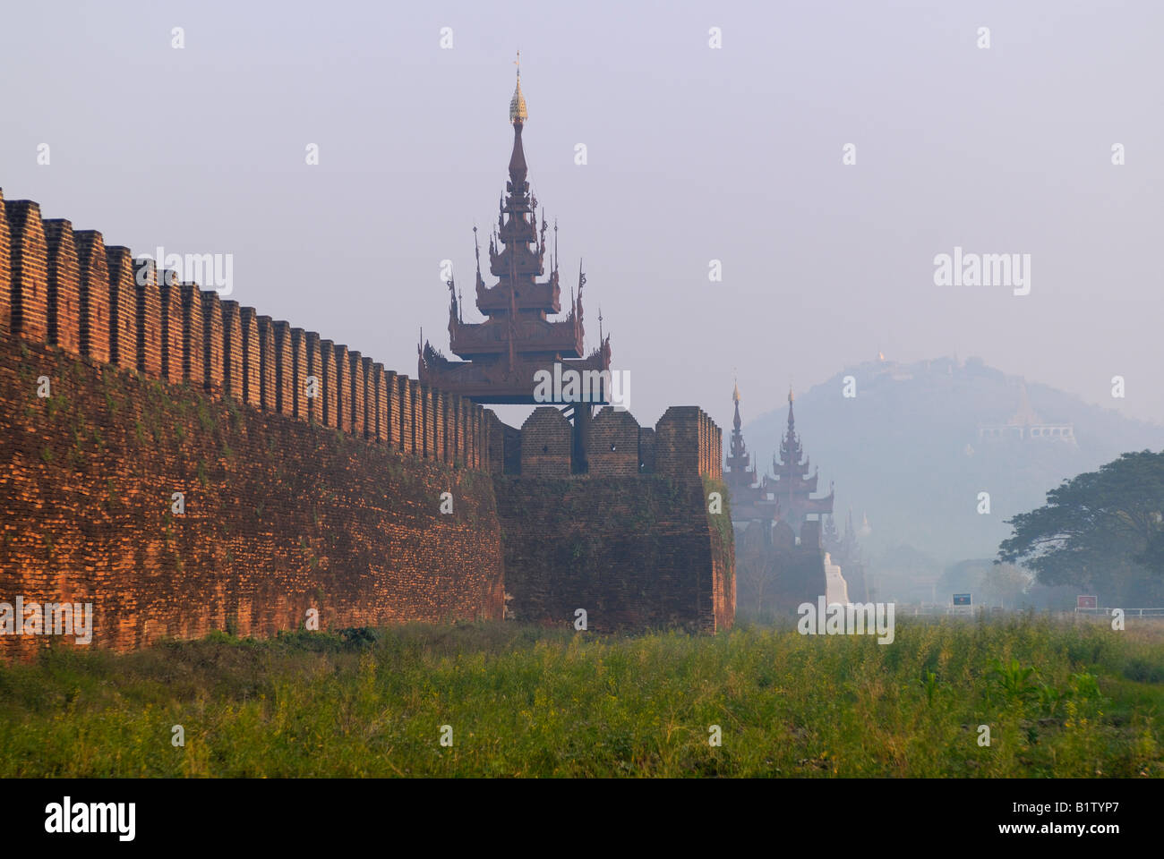 Mauer und Türme des Mandalay Fort Morgen Staub Kings Palace MANDALAY HILL im Hintergrund, MANDALAY MYANMAR BURMA Stockfoto