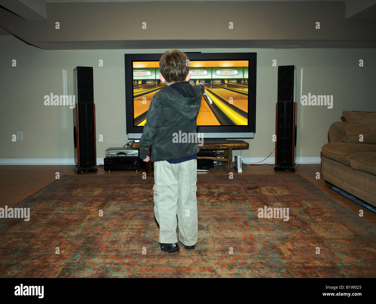 Jungen spielen bowling-Spiel auf ein Nintendo Wii Stockfoto
