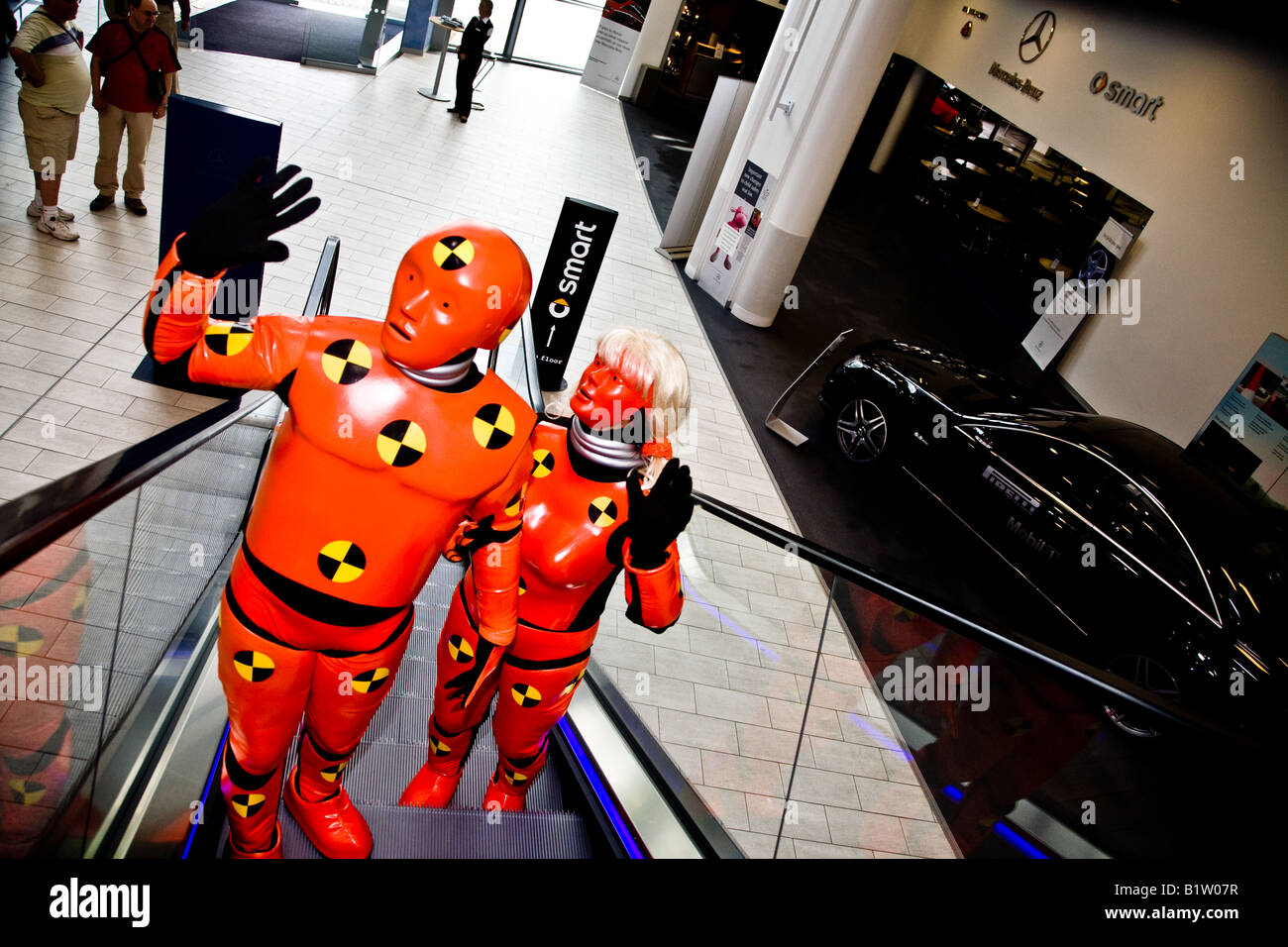 Crash Test Dummies suchen rund um Mercedes Benz Welt in Brooklands Surrey und Reisen hinauf die Rolltreppe Stockfoto