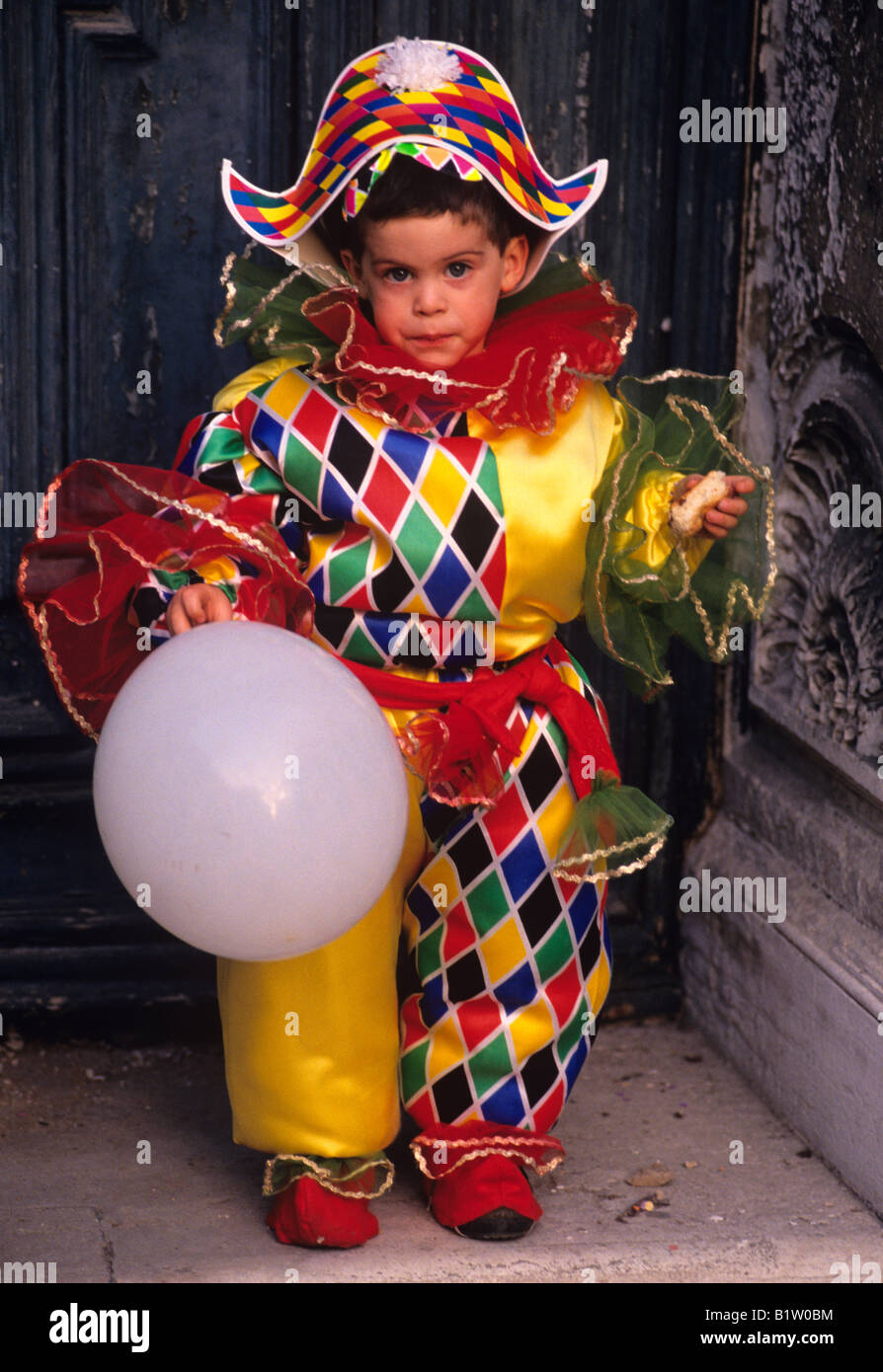 Kleiner Junge gekleidet wie ein Harlekin für den Karneval in Venedig Stockfoto