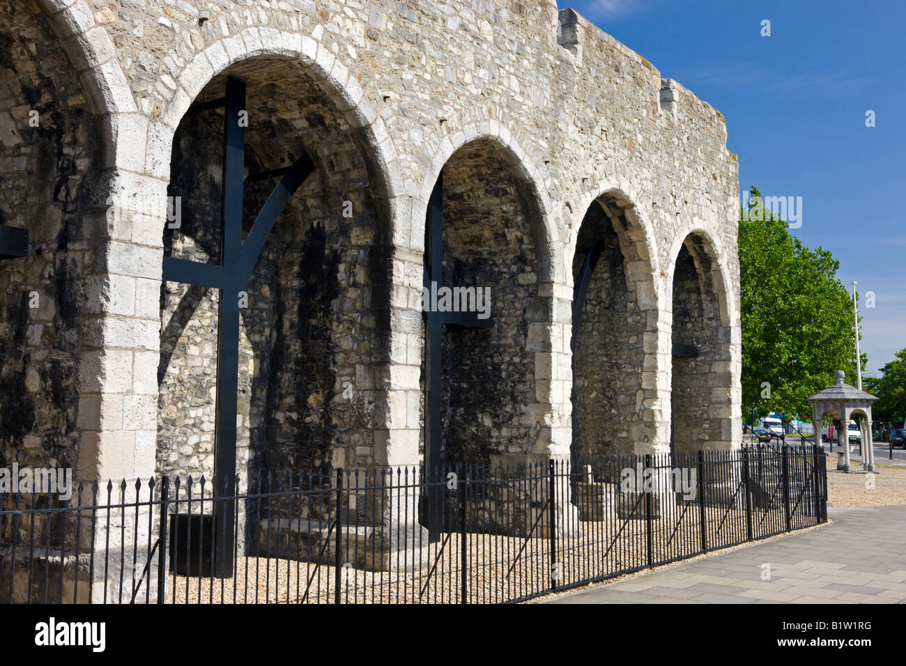 Bekannt als die Arkaden bilden diese riesige Bögen ein Großteil der mittelalterlichen Mauerresten der Southampton, Hampshire, England Stockfoto