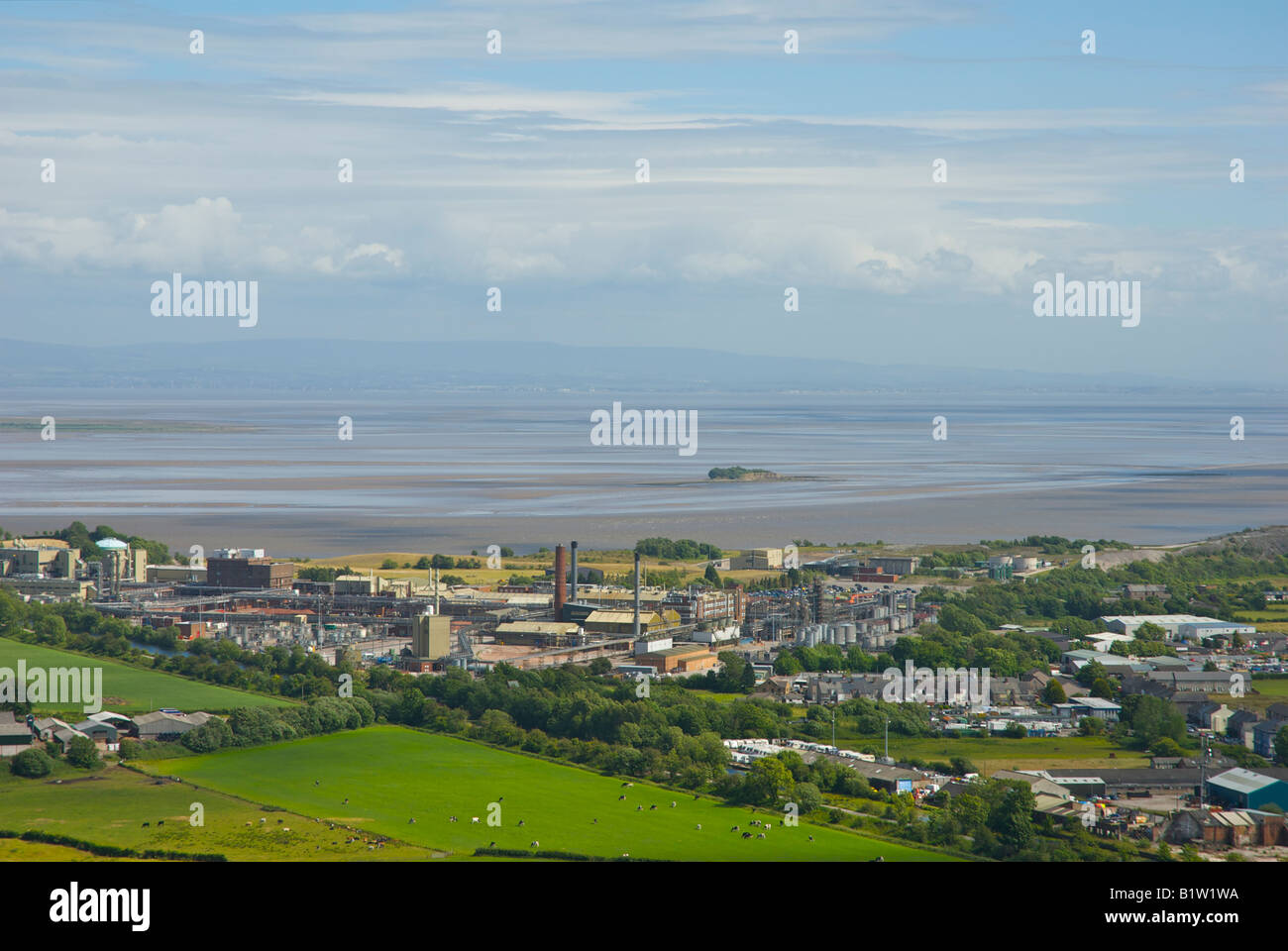 Ansicht von Ulverston, Kanal, GlaxoSmithKline Chemiefabrik und Morecambe Bay aus Hoad Hill, Cumbria, England UK Stockfoto