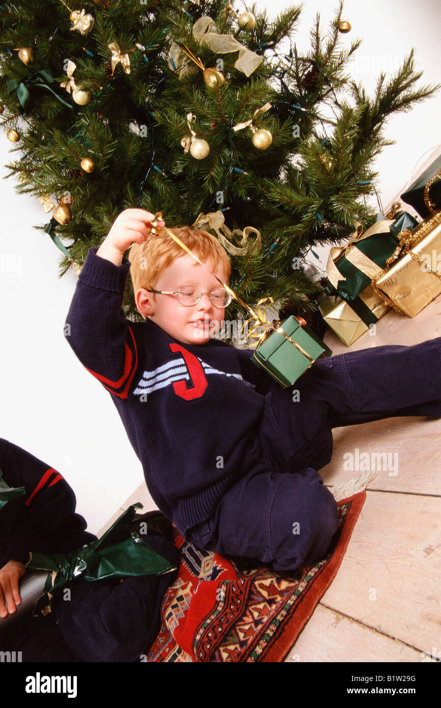 Junge öffnen ein Weihnachts-gist Stockfoto