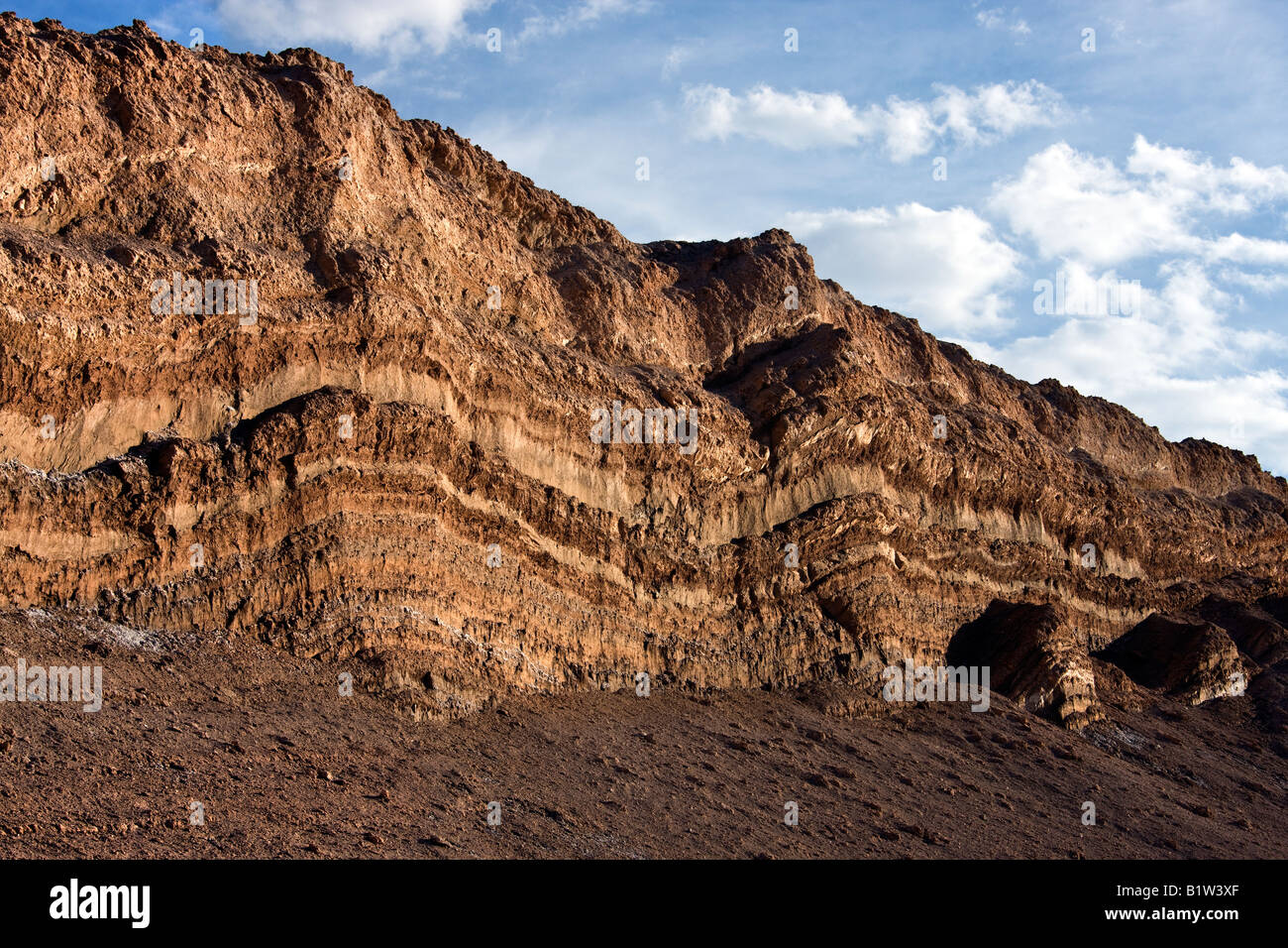 Geologie - Schicht Sedimentgesteine zeigt Streifenbildung und aufwärts Erdbewegung in der Atacama-Wüste im Norden Chiles Stockfoto