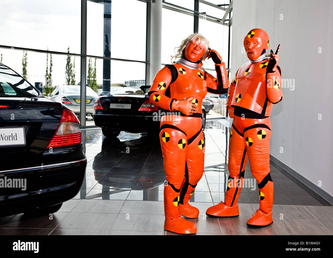 Crash Test Dummies suchen rund um Mercedes Benz Welt in Brooklands Surrey  Stockfotografie - Alamy