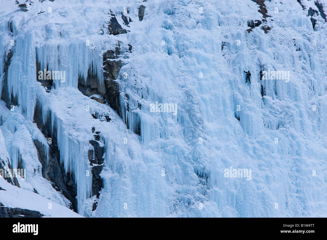Kanada Alberta Banff National Park Eiskletterer an der überhängende Wand Stockfoto