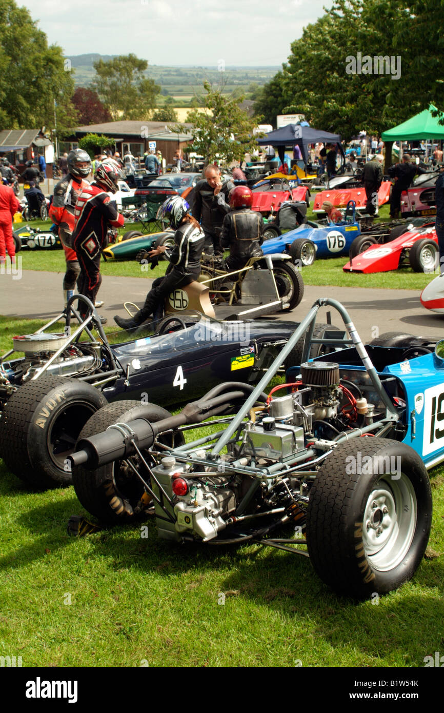 Prescott Speed Hill Climb Sommertreffen Gloucestershire England Konkurrenten versammeln sich im Fahrerlager Stockfoto