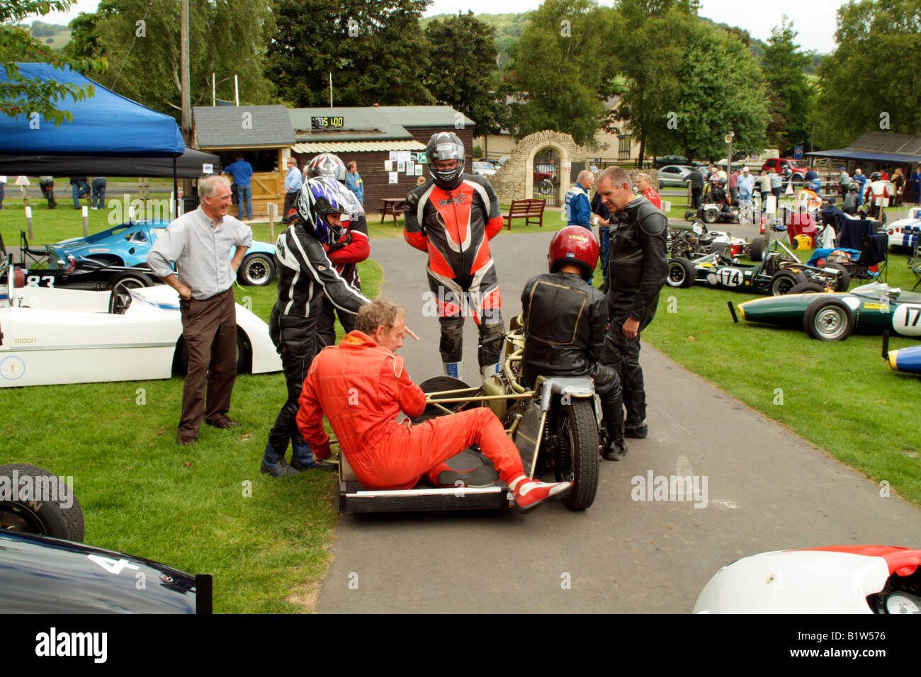 Prescott Speed Hill Climb Sommertreffen Gloucestershire England 3 Wheeler Konkurrenten versammeln sich im Fahrerlager Stockfoto