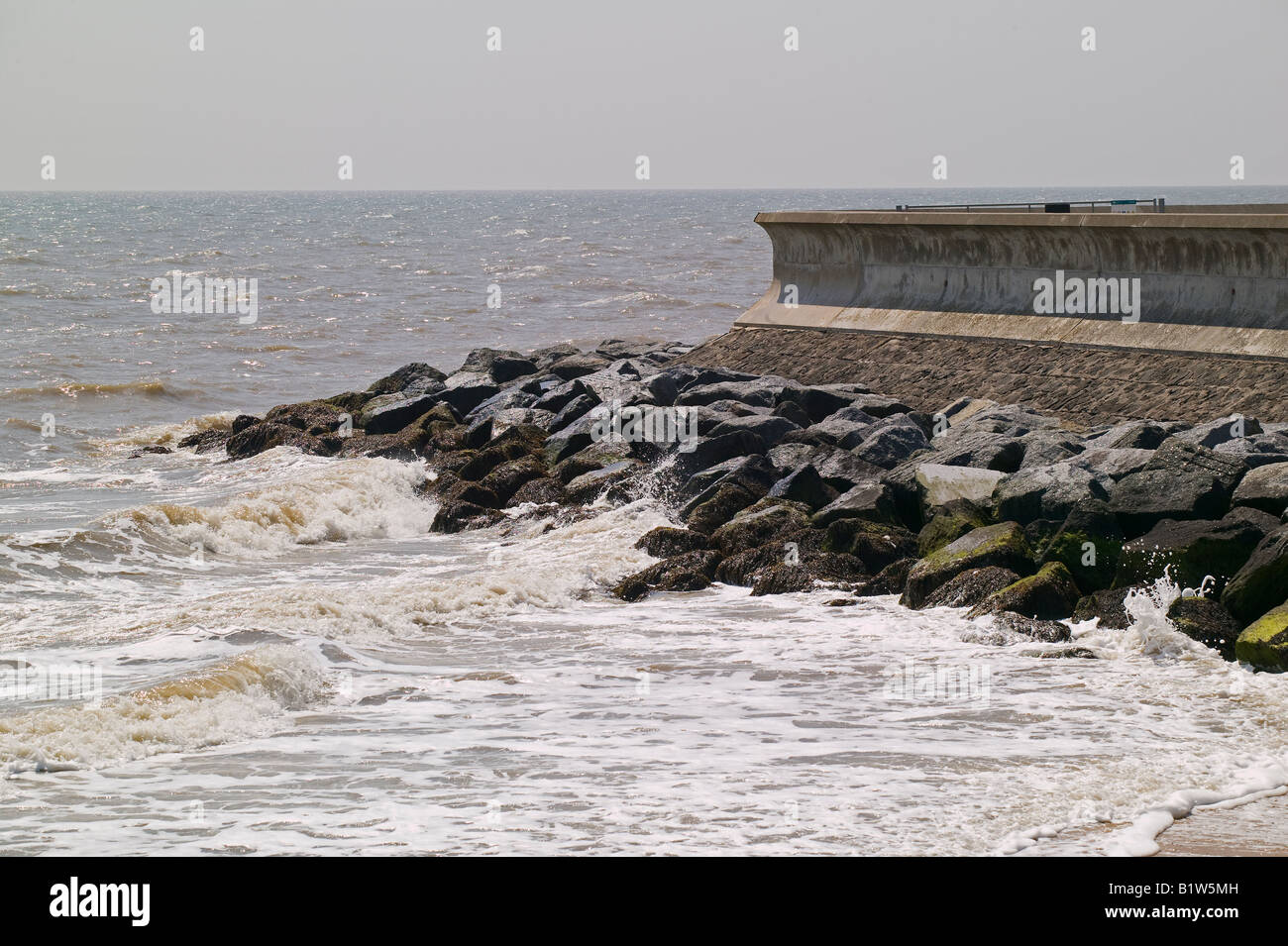 Wellen am Deich Stockfoto