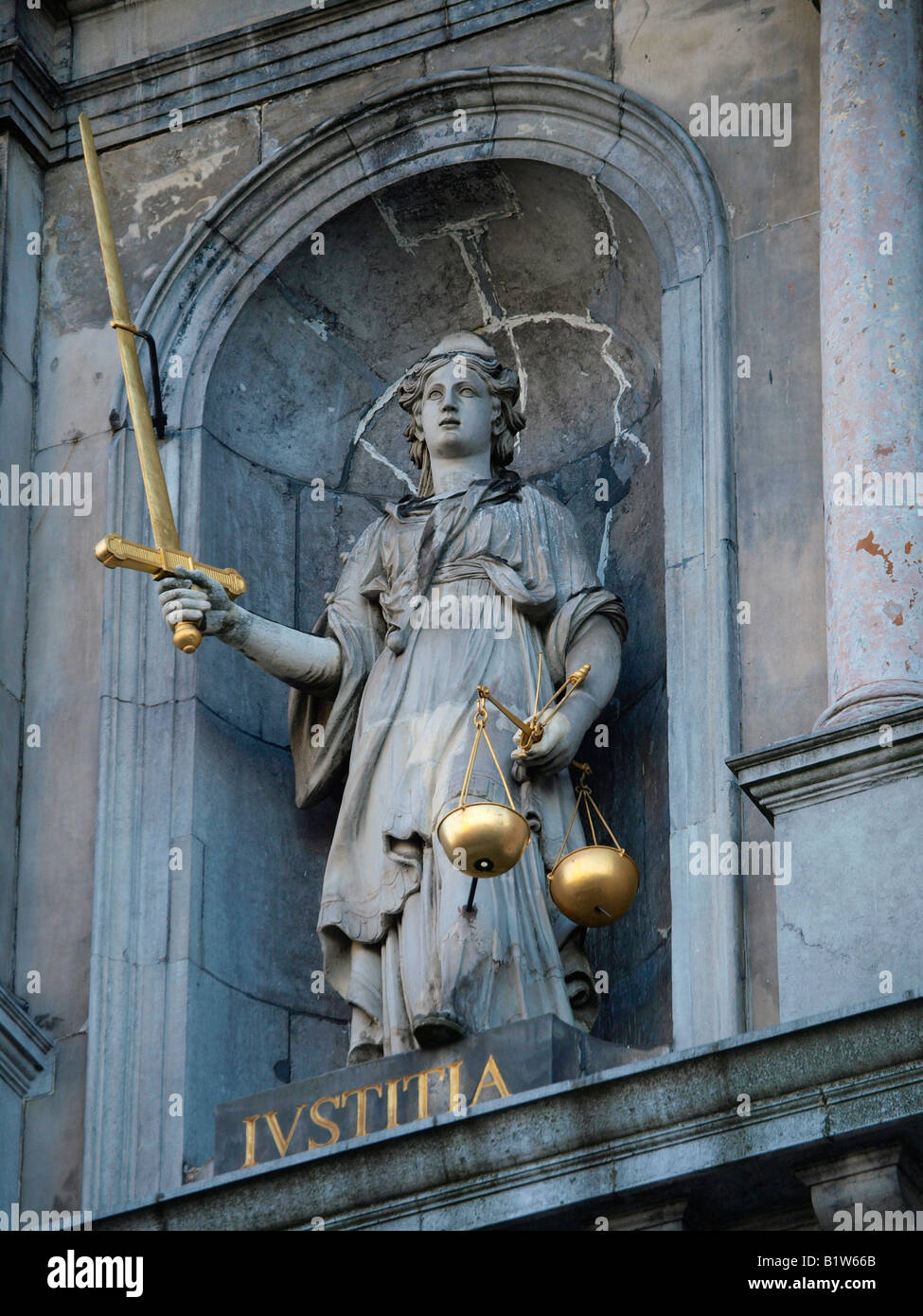 Justitia Statue Iustitia mit goldenen Waage der Gerechtigkeit und Schwert Antwerpen Flandern-Belgien Stockfoto
