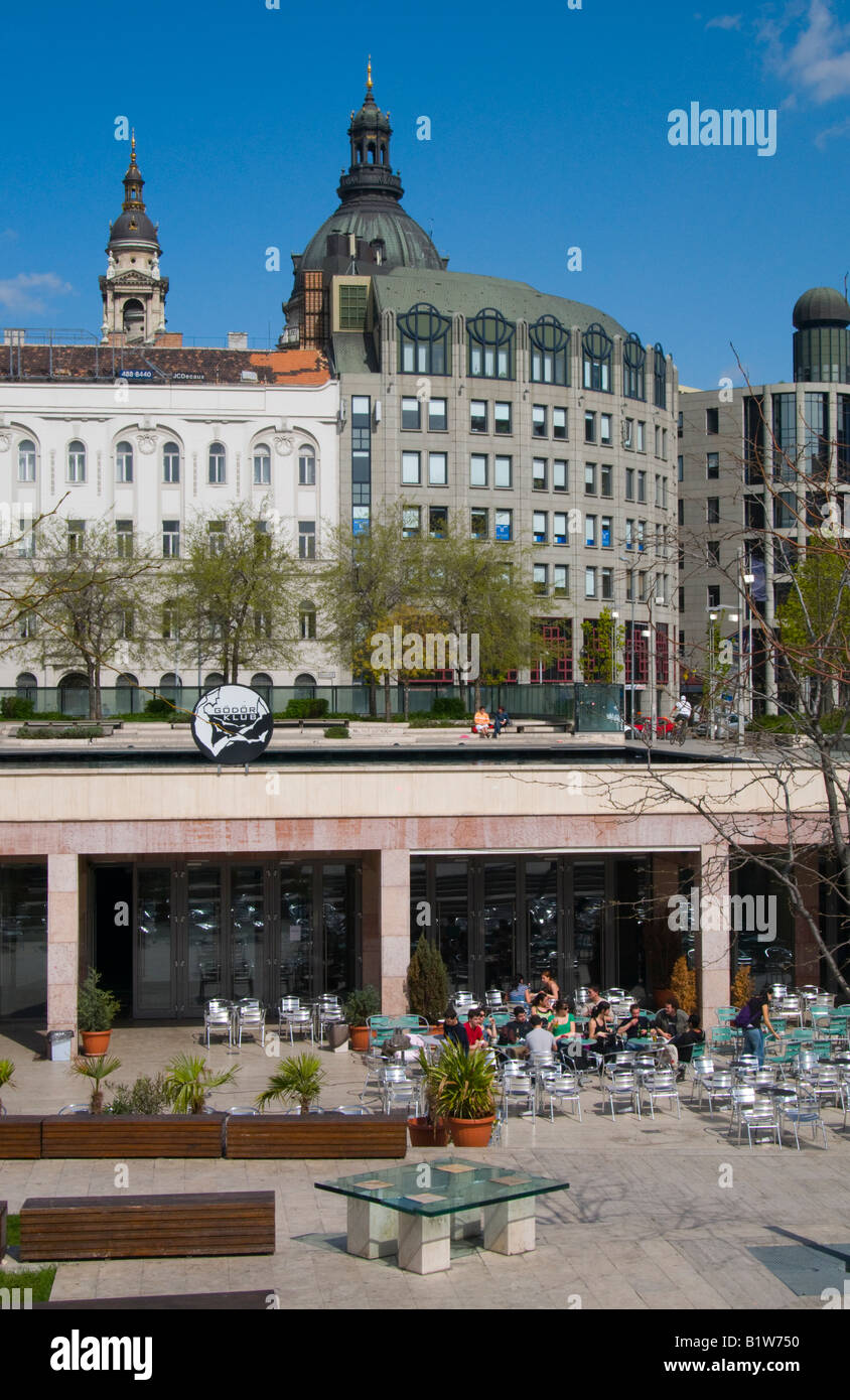 Budapest, Ungarn. Godor Club Cafe in Deak Ferenc ter (Quadrat) mit St. Stephen Kathedrale hinter Stockfoto