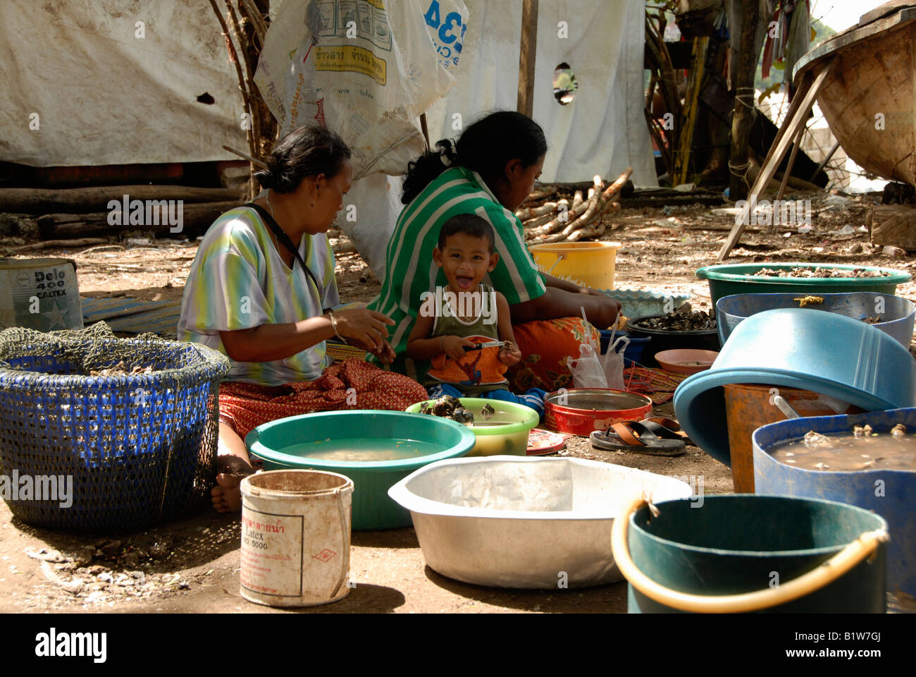 See-Zigeuner-Familie Reinigung Austern Phuket thailand Stockfoto