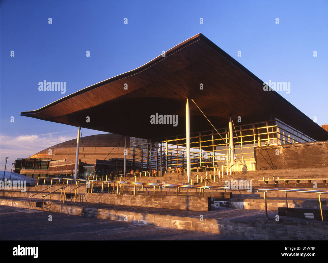 Senedd National Assembly for Wales Gebäude bei Sonnenuntergang Cardiff Bay Cardiff Wales UK Stockfoto