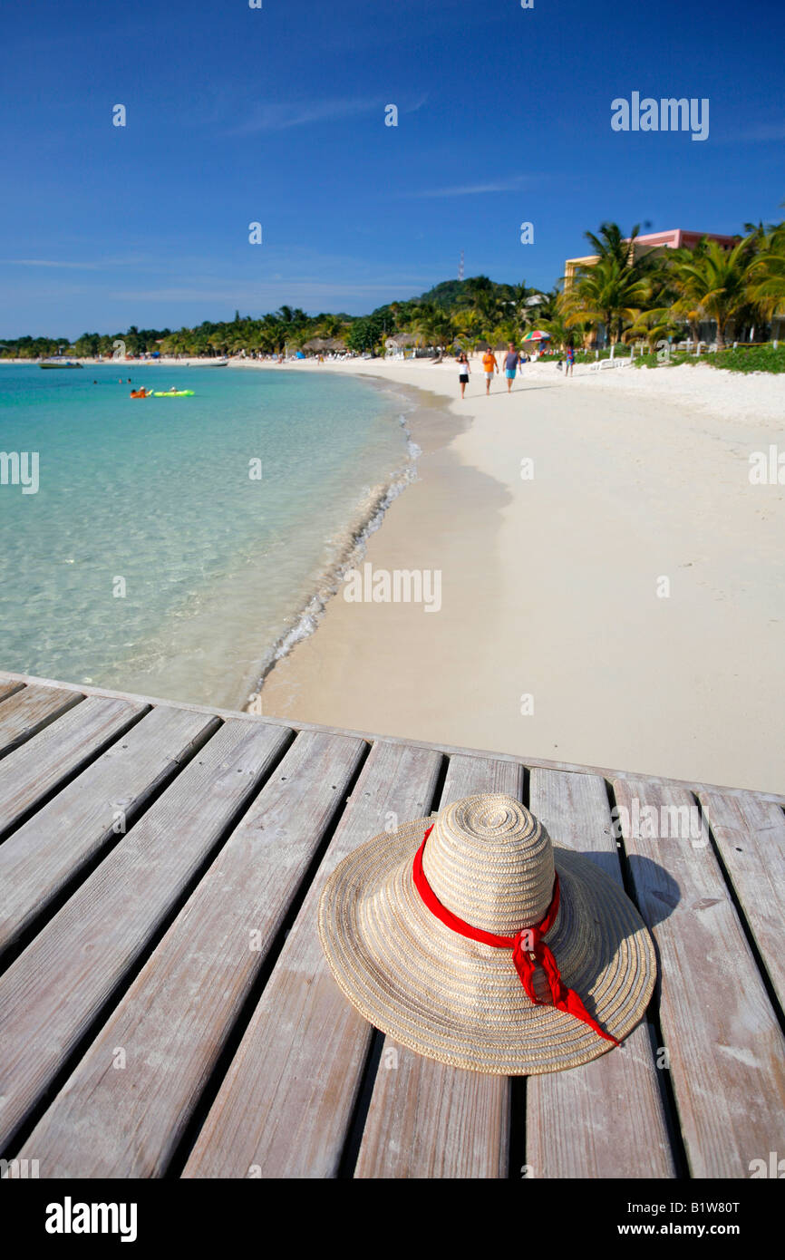 Hut auf dem Steg am Strand von West Bay, Roatan Stockfoto