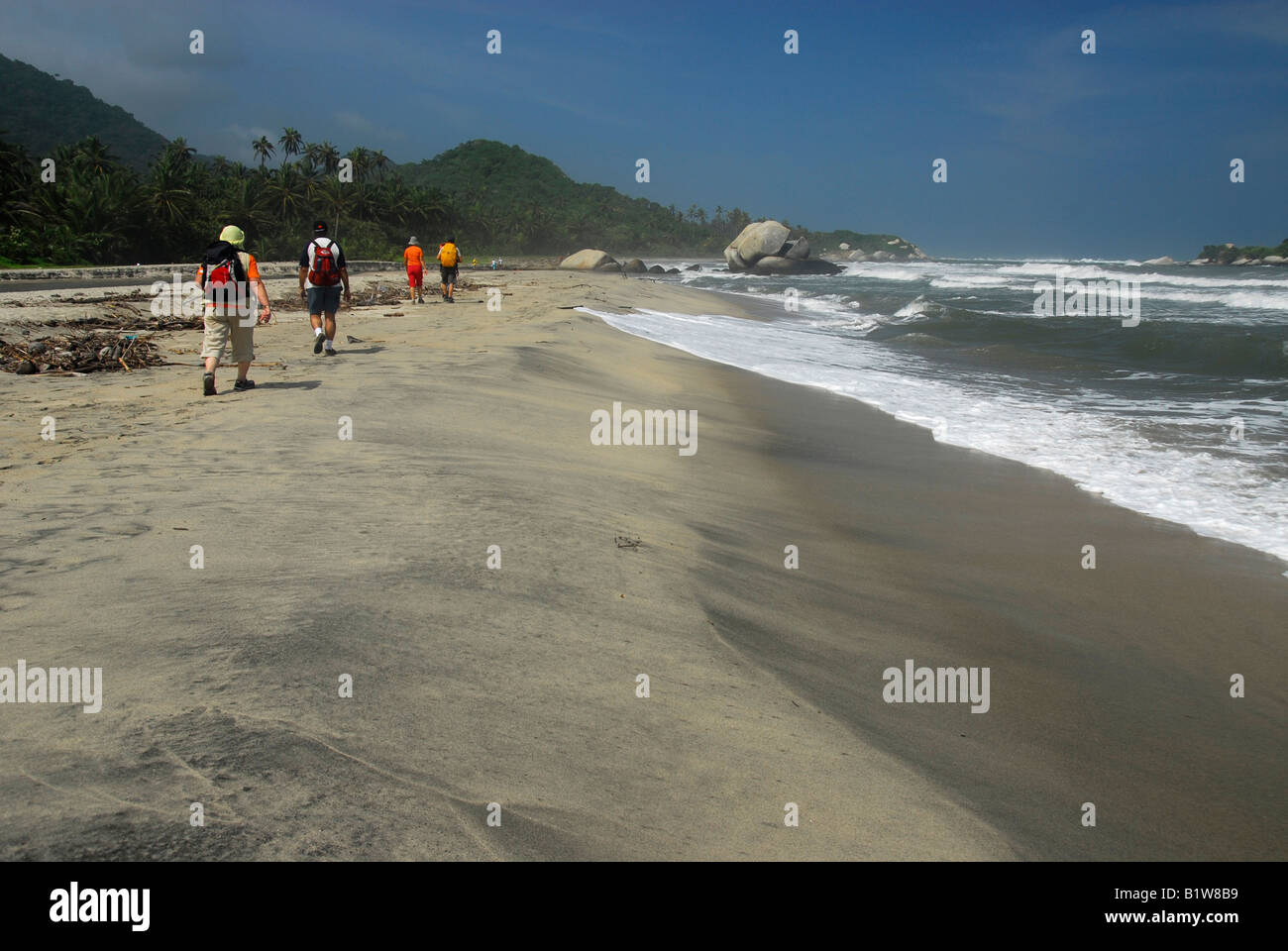 Gruppe von Touristen zu Fuß am Strand des Tayrona National Park, Kolumbien Stockfoto