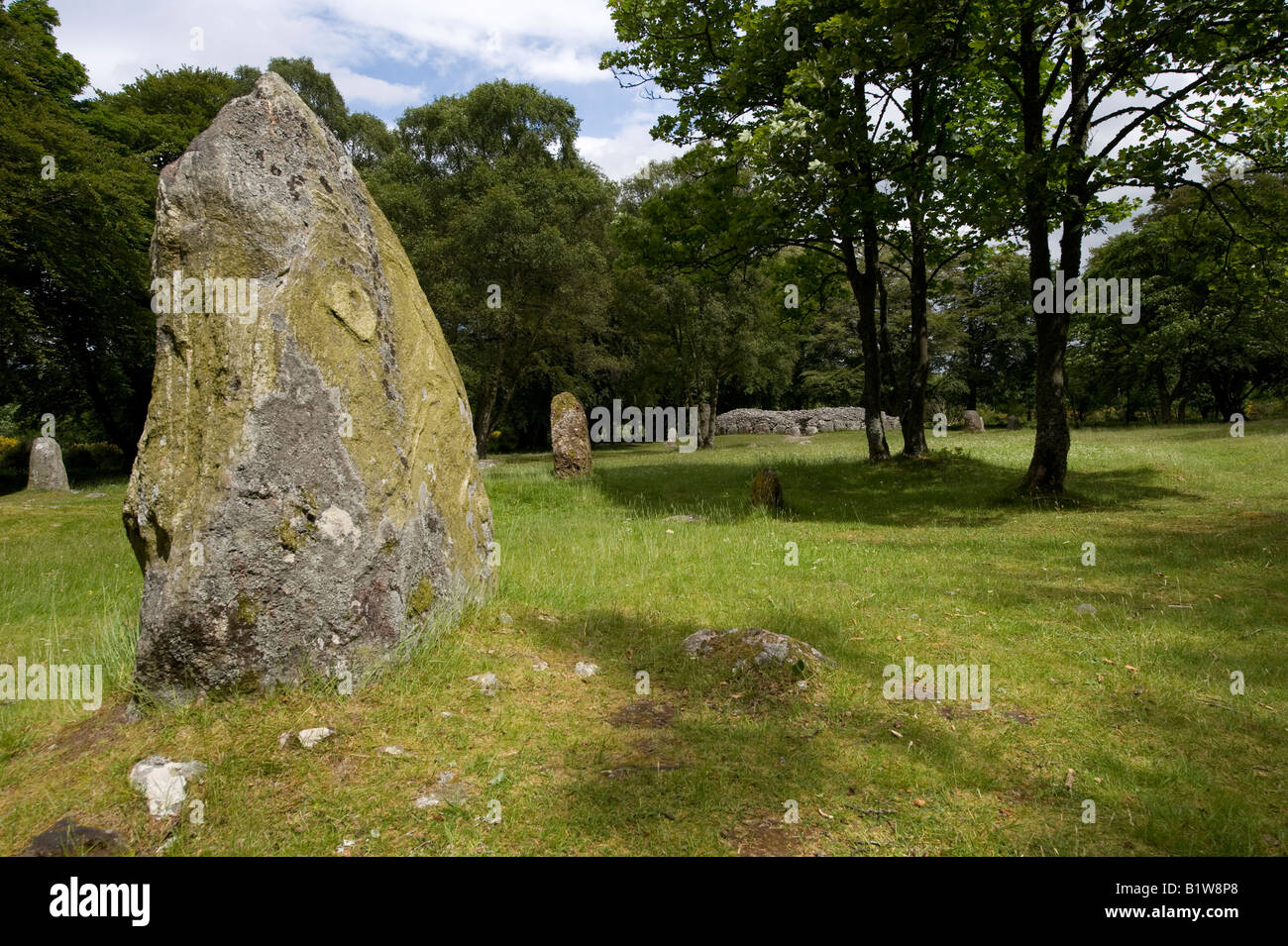 Standing Stones um Schloten Cairns Grabkammern, Nairnshire. Schottland. Prähistorische Grabhügel Cairns von Bulnuaran von Schloten Stockfoto