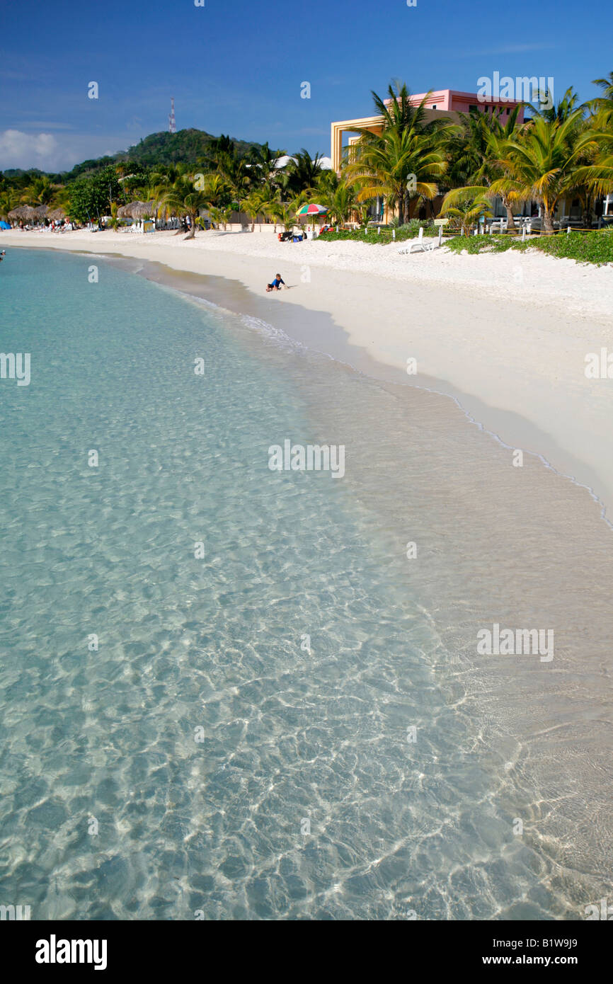 Das schöne Wasser des West Bay Beach auf Roatan Stockfoto