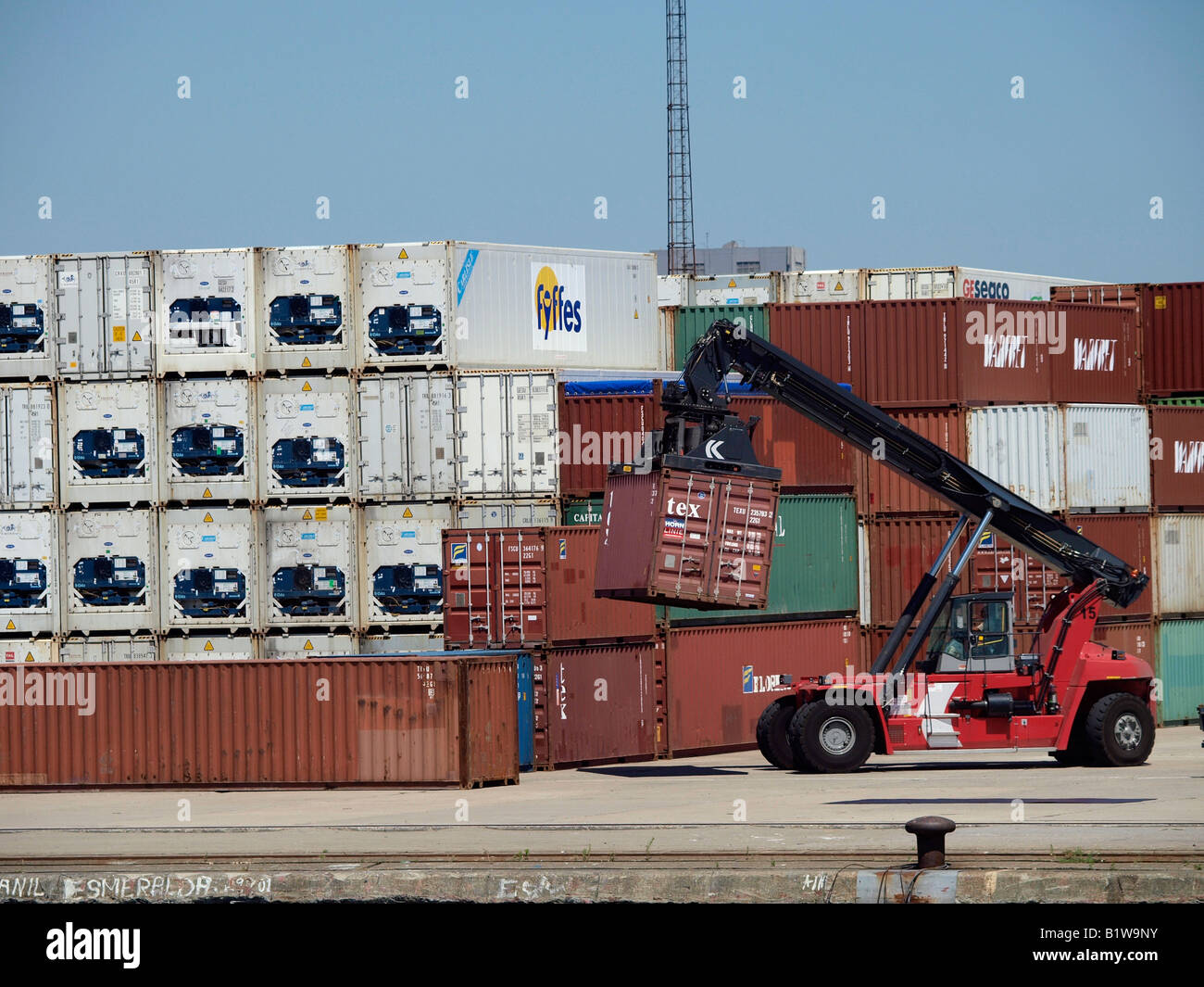 Spezielle Fahrzeug-Kran für den Umgang mit stapelbaren Container Hafen von Antwerpen Flandern Belgien heben Stockfoto