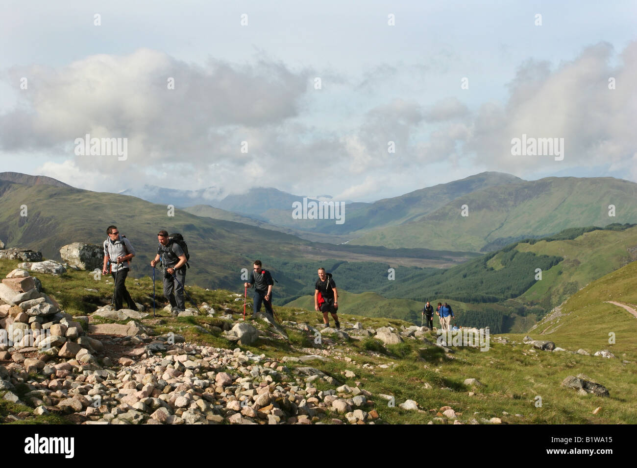 Wanderer, die aufsteigenden Pfad zum Ben Nevis auf die drei Zinnen-Challange Stockfoto