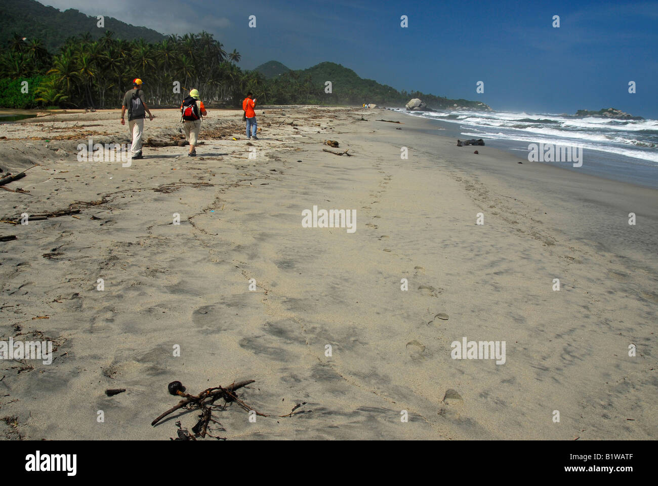 Gruppe von Touristen zu Fuß am Strand des Tayrona National Park, Kolumbien Stockfoto