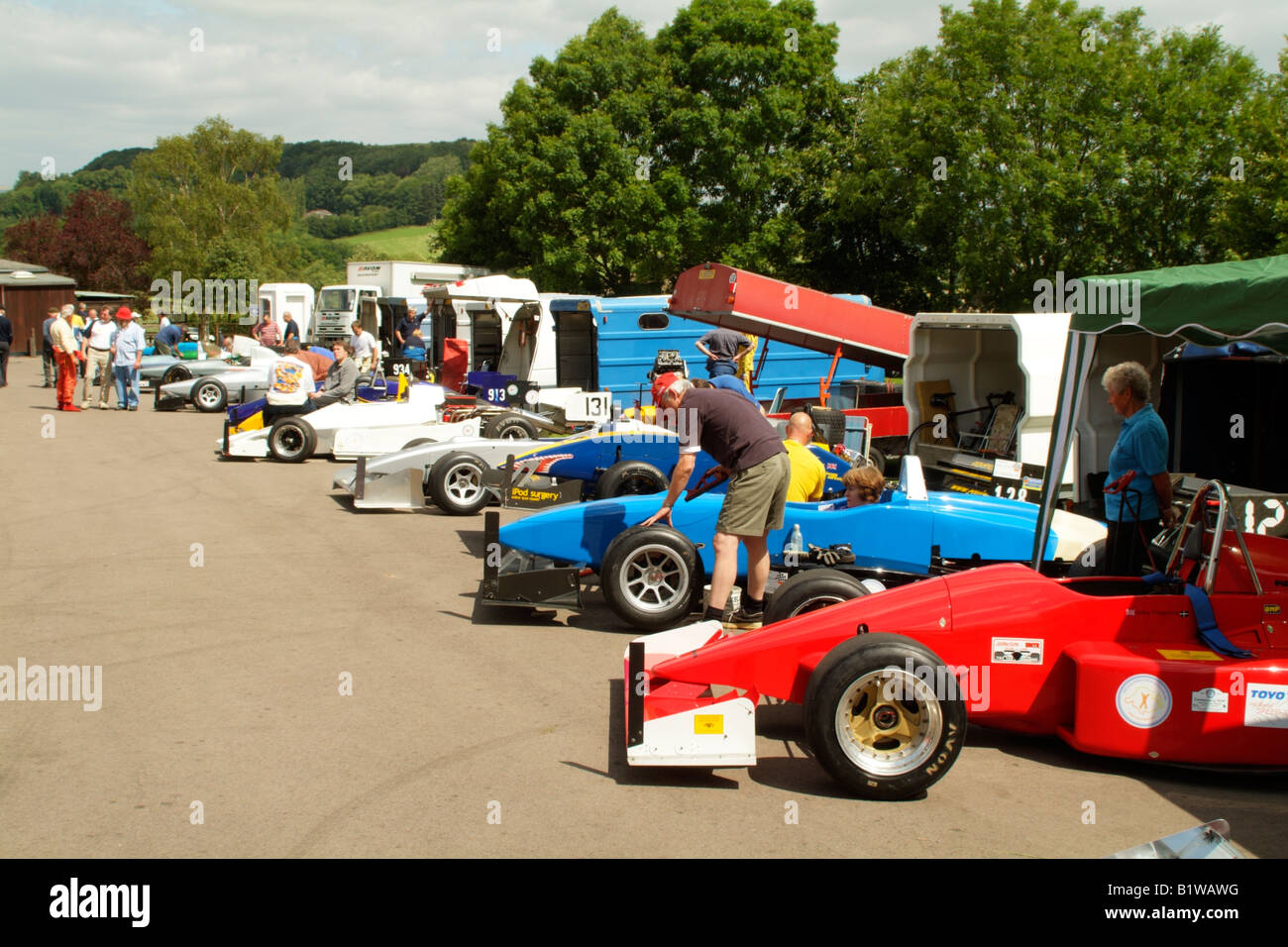 Prescott Speed Hill Climb Sommertreffen Gloucestershire England Konkurrenten versammeln sich im Fahrerlager Stockfoto