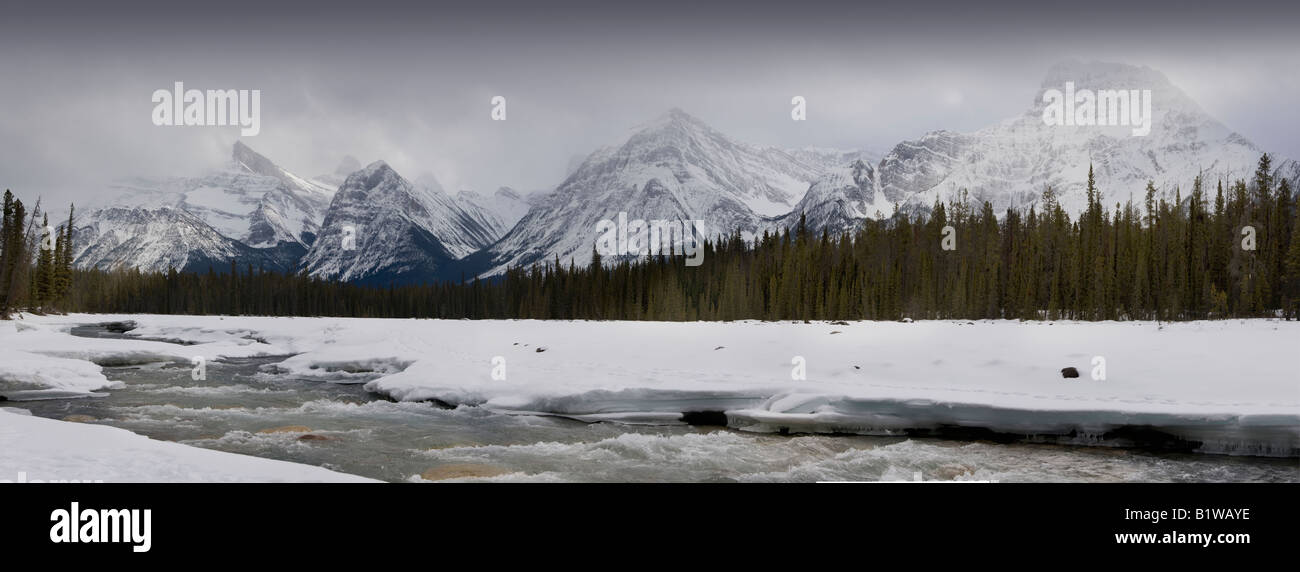 Kanada Alberta Banff National Park Icefields Parkway Berge Veiwed über Athabasca River Stockfoto
