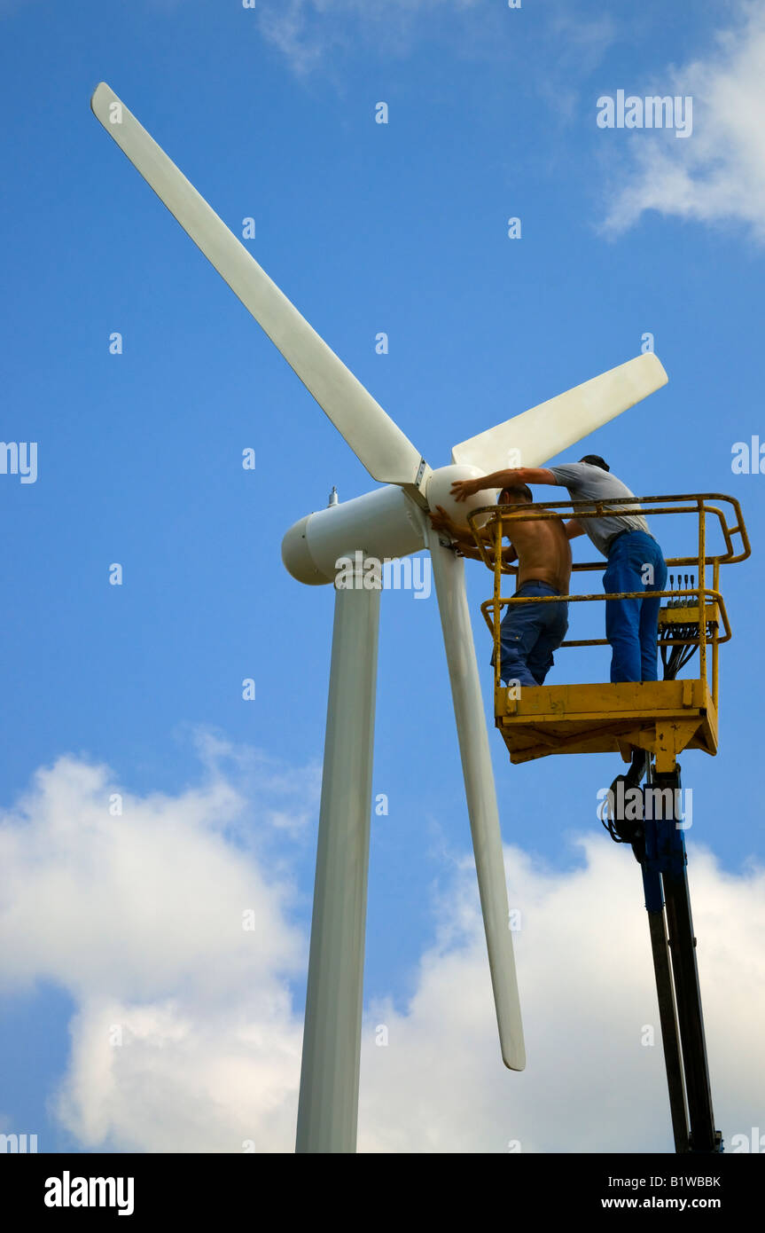 Wartung Windkraftanlage - Auftragnehmer nicht sicher Helmen oder Kleidung, Frankreich. Stockfoto