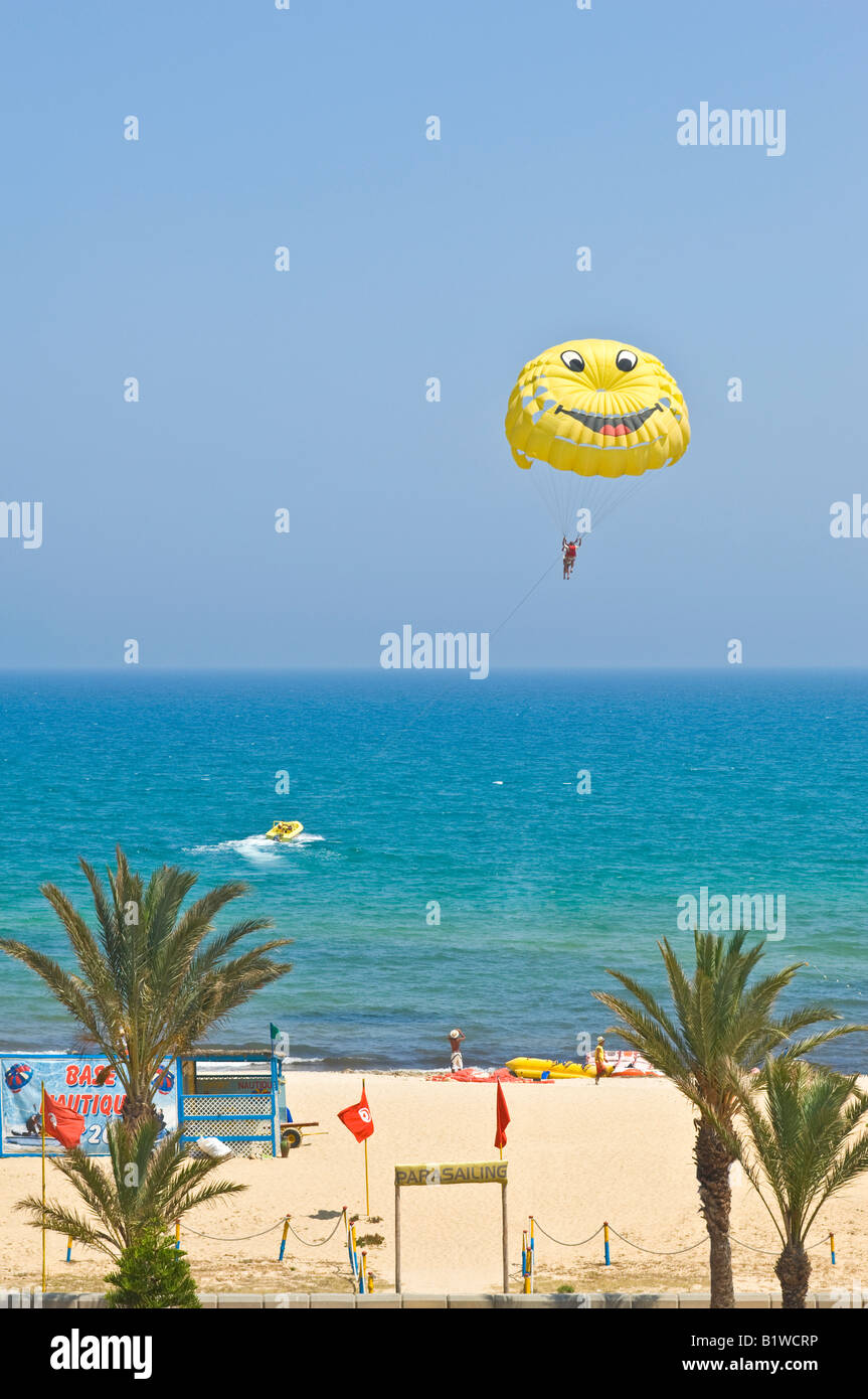 Eine Weitwinkelaufnahme des parasailing in der Nähe von Hammamet in Tunesien an einem sonnigen Tag gegen ein strahlend blauer Himmel. Stockfoto