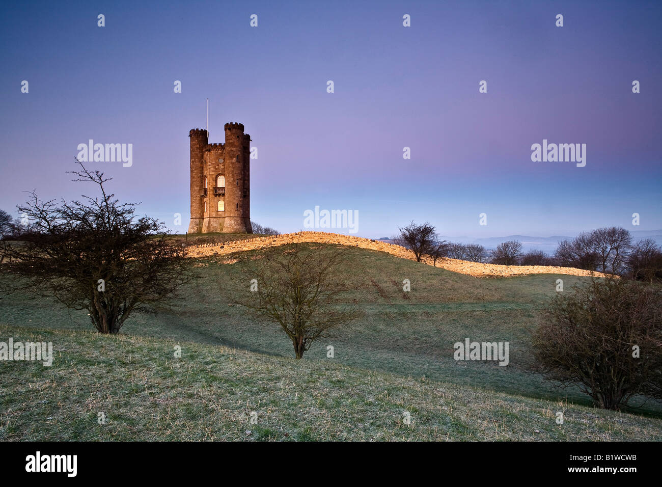 Sehr berühmten Broadway Tower mit Blick auf das malerische Dorf Broadway.  Am frühen Morgen mit Sonnenaufgang hinter. Stockfoto