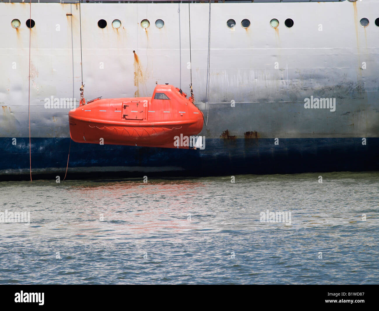 Offshore-Rettung Schiff Rettungsboot hängen an der Seite eines großen Schiffes für Wartung Hafen Antwerpen Stockfoto