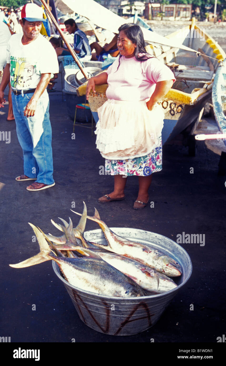 Frau frisch gefangenen Fisch verkaufen, aus einem Metall Eimer mit Eis in La Libertad, El Salvador, Mittelamerika Stockfoto