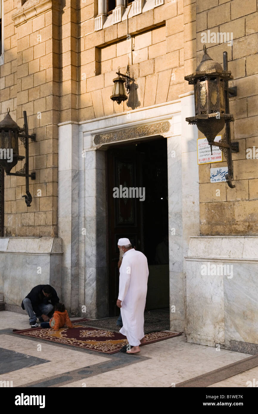 Kairo, Ägypten. Schuhe für das Entfernen vor dem Betreten der Moschee von Sayyidna Al Hussein (Variante Sayyidna al Husain) Stockfoto