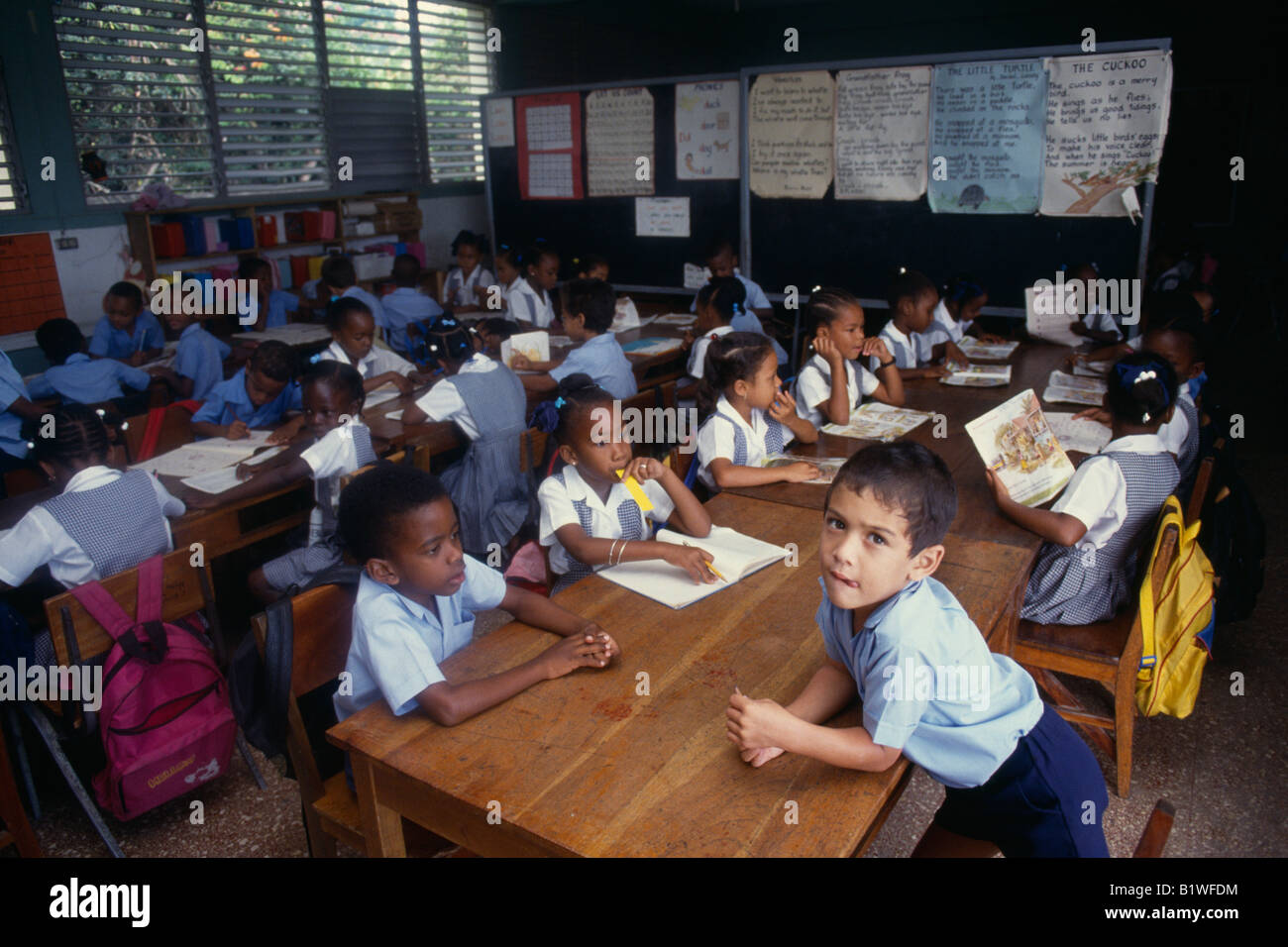 Kinder am Schreibtisch im Klassenzimmer. Stockfoto