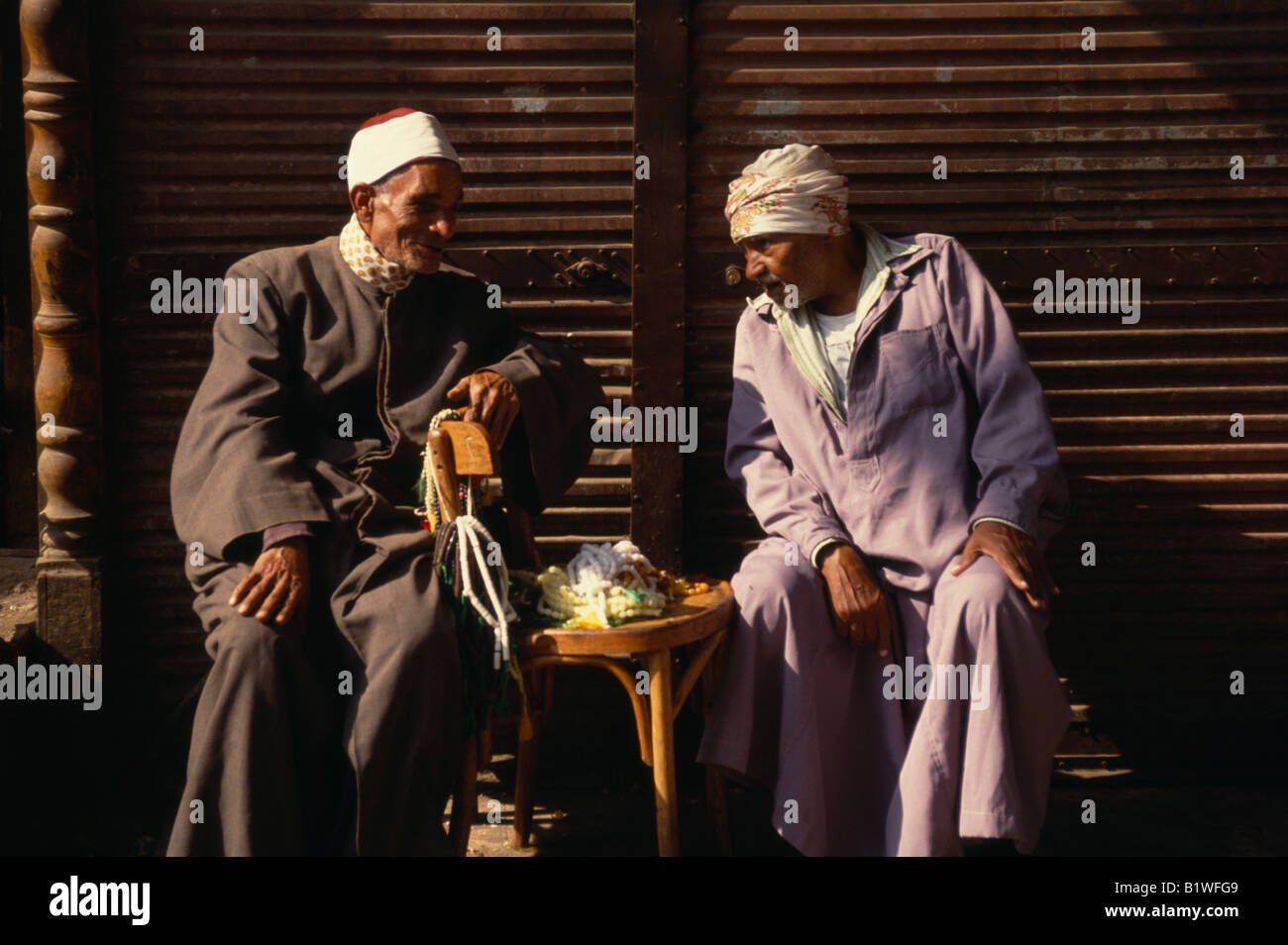 Zwei alte muslimische Männer sitzen im Gespräch. Islam-Nahen Osten muslimische Nordafrika Stockfoto