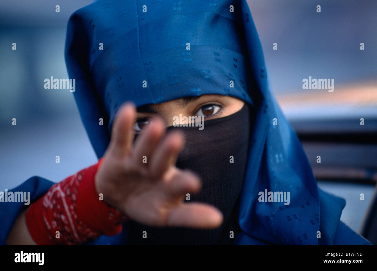 Marokko Nordafrika Marrakesch Porträt des jungen verschleierte Frau erreichen in Richtung Kamera möglicherweise um sein Foto zu stoppen Stockfoto