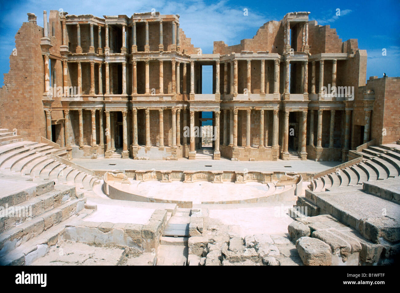 Libyen in Nordafrika Tripolitanien Sabratha die Theaterbühne mit rückseitigen Szene und Sitzgelegenheiten Stockfoto