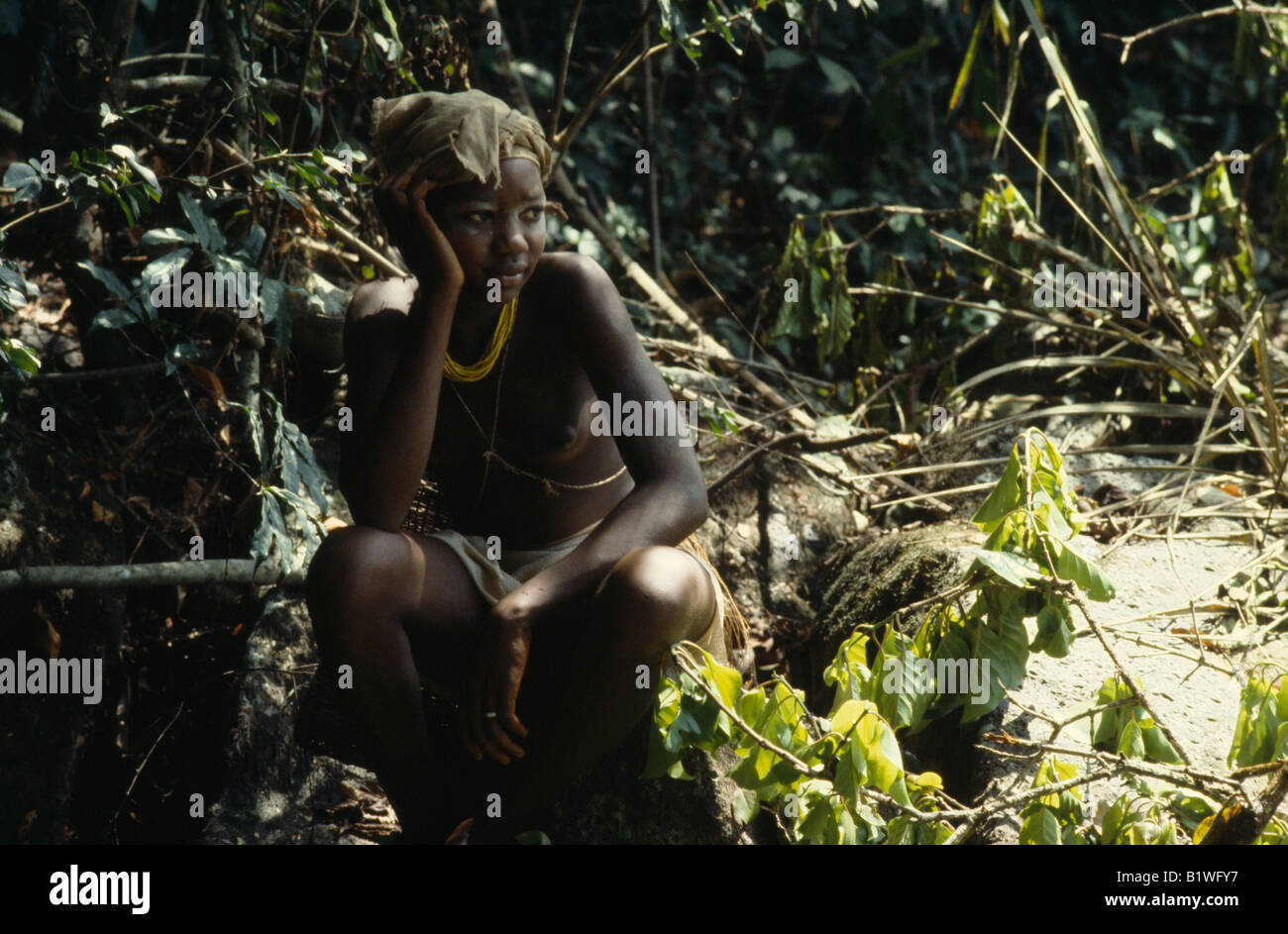 SIERRA LEONE Westafrika junge Mende Stamm Mädchen gekleidet für Sande Gesellschaft Einleitung in das Erwachsenenalter hinein. Stockfoto