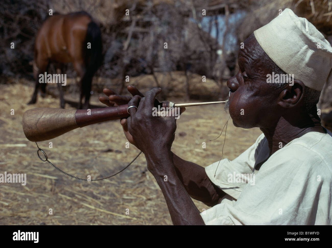 CHAD zentrale Nord-Afrika Musik Musiker spielt eine Schalmei ein traditionelles Doppelrohrblatt Wind-Musikinstrument Stockfoto