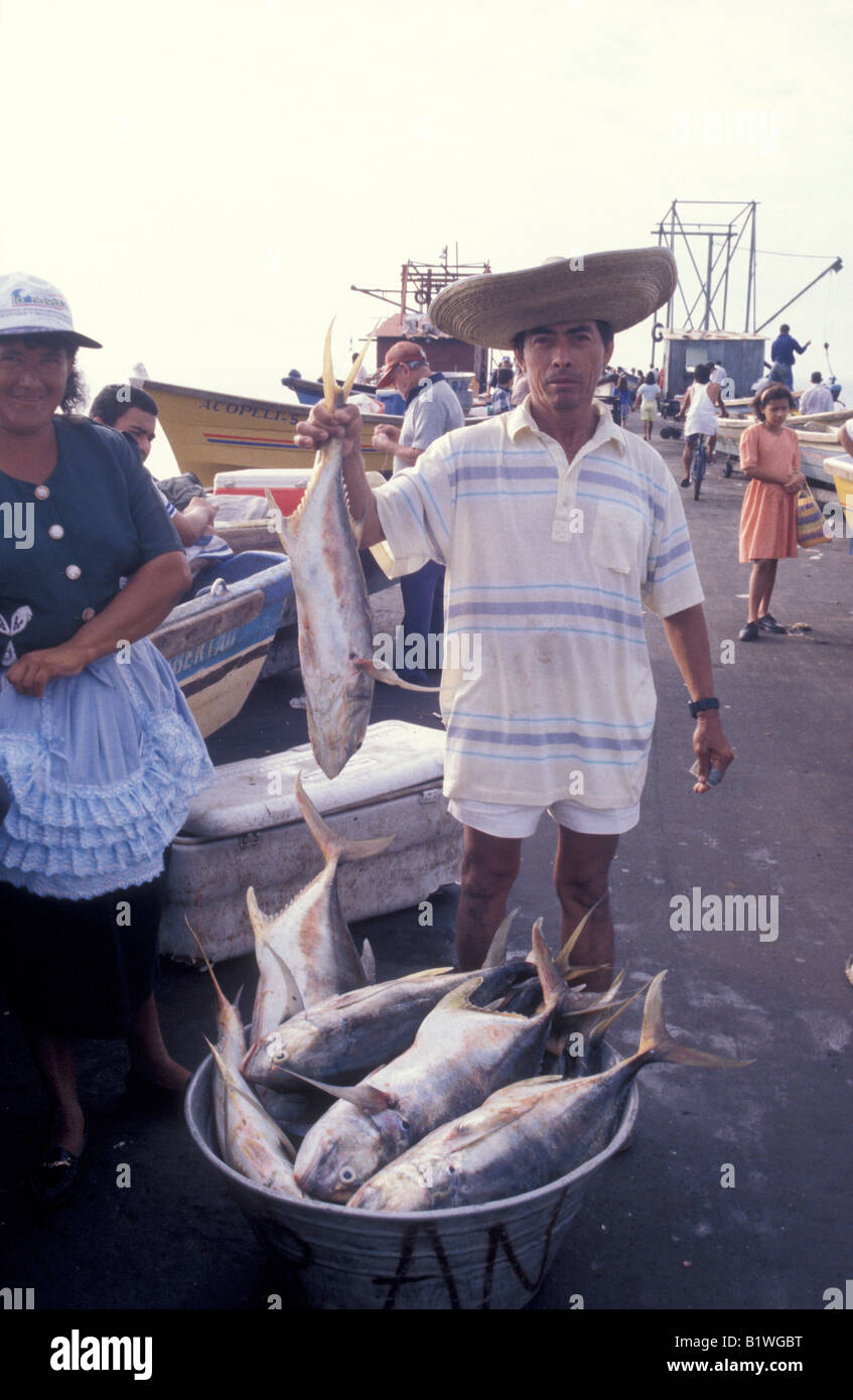 Stolzer Fischer, der seinen Fang auf dem städtischen Pier in La Libertad, El Salvador, Mittelamerika zeigt Stockfoto