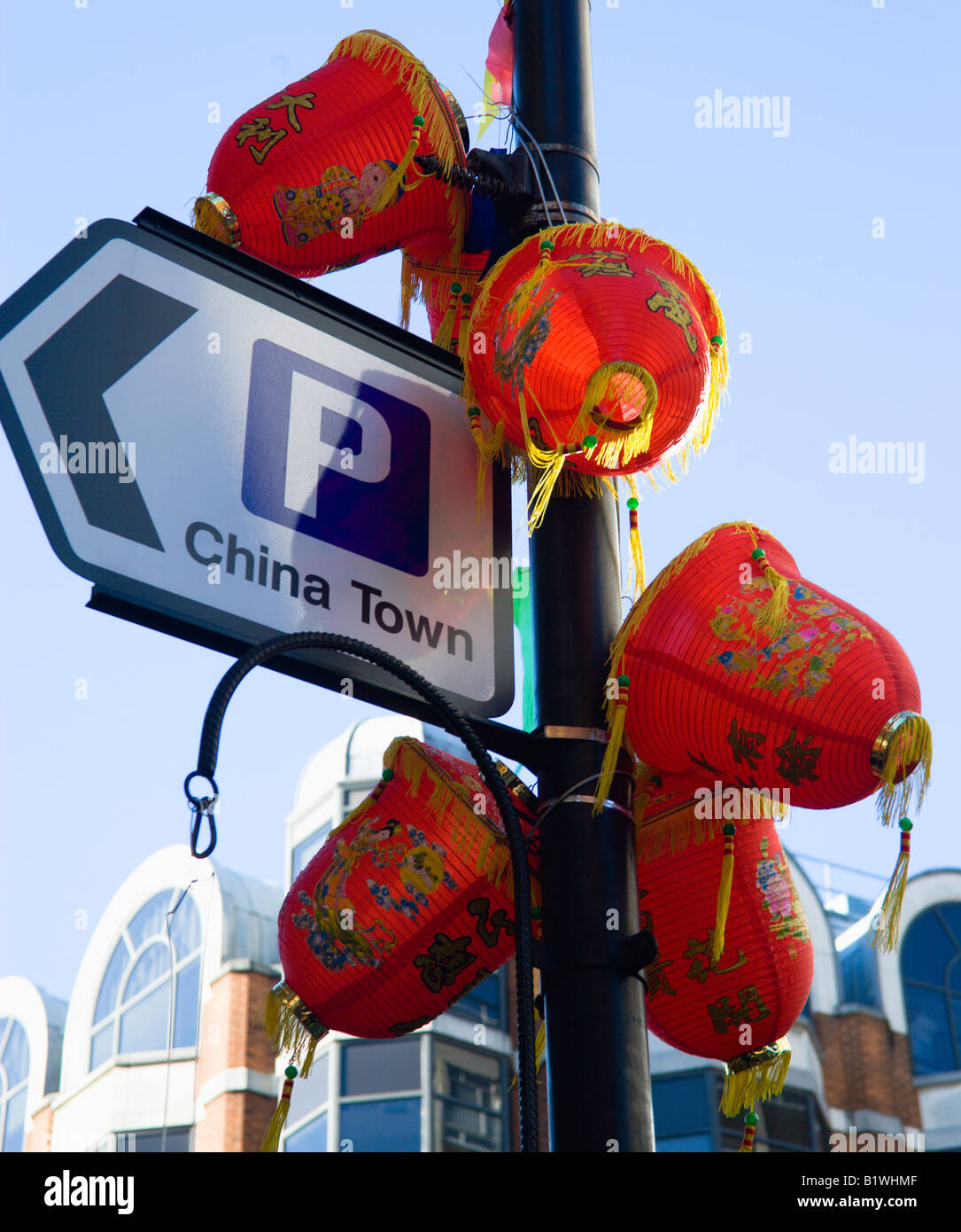 ENGLAND London Chinatown rote Papierlaternen auf Lamp post feiert Chinesisches Neujahr 2006 für das kommende Jahr von The Dog Stockfoto