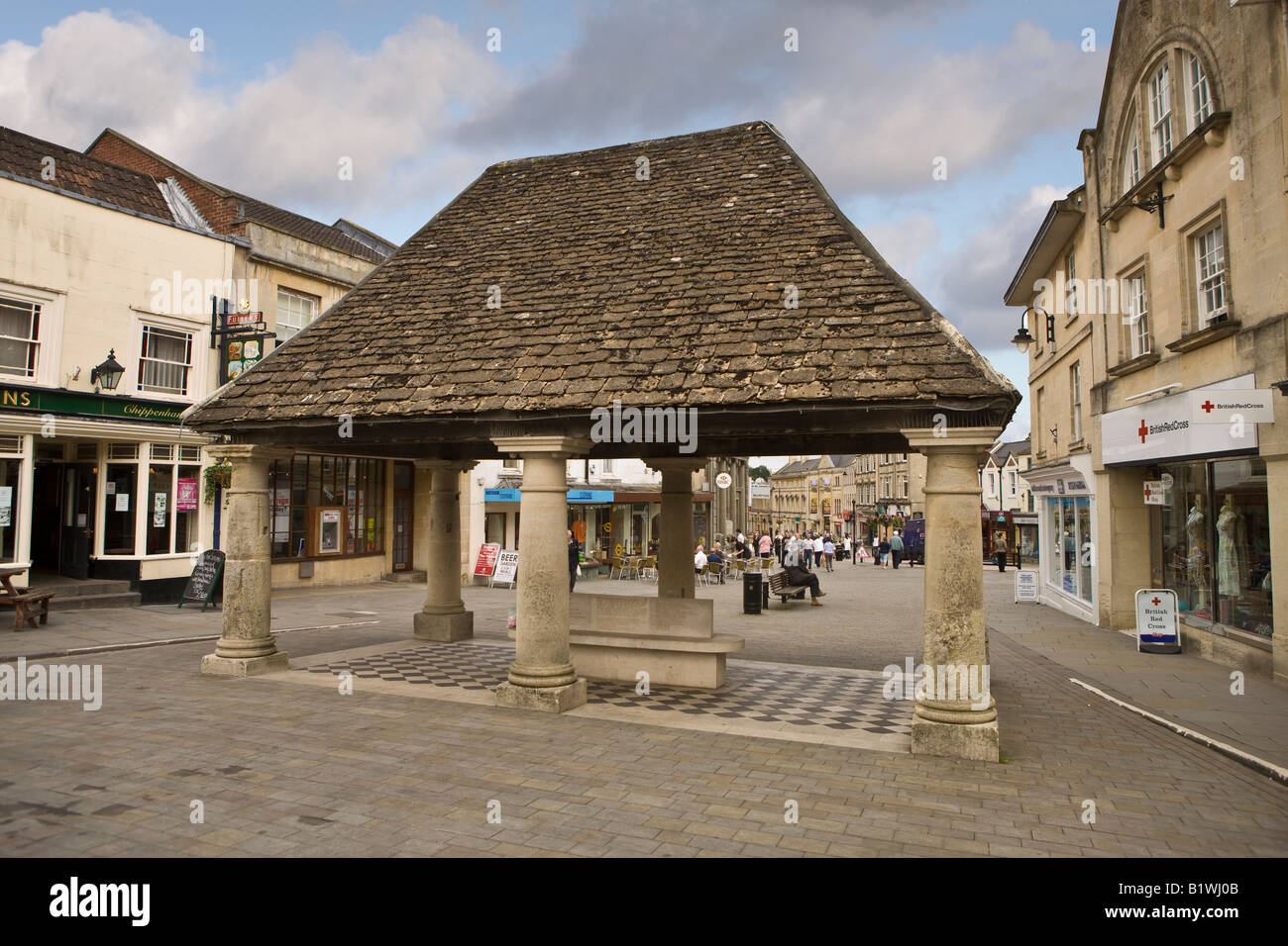 Butter Cross Chippenham Market Place die 1996 von Castle Combe Manor verlegt wurde befindet sich in der Einkaufszone. Stockfoto