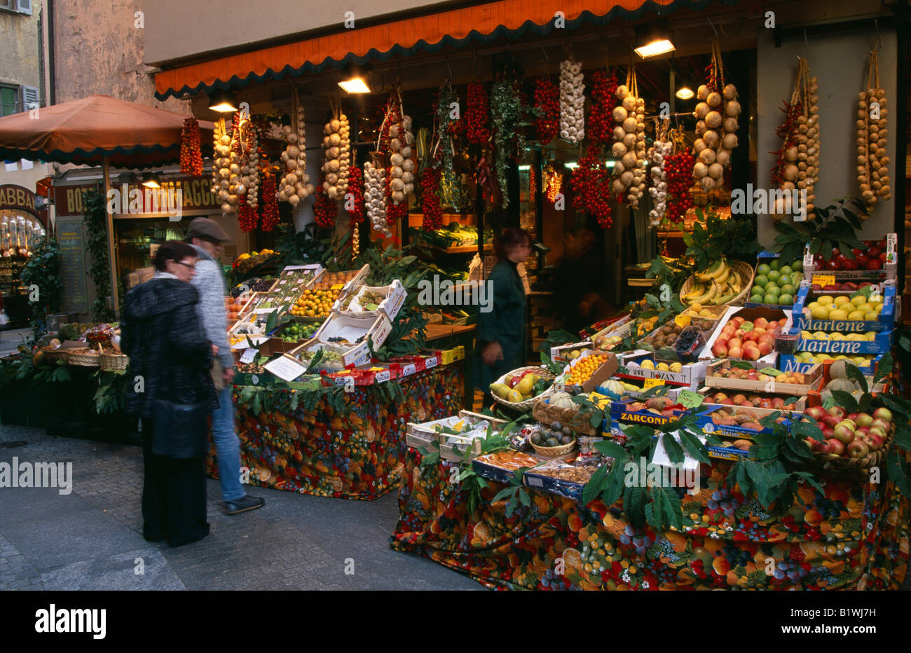 Der Schweiz Ticino Lugano italienischen Seen Obst- und Gemüseladen mit Kunden und Essen außerhalb auf Gehweg Bürgersteig angezeigt Stockfoto